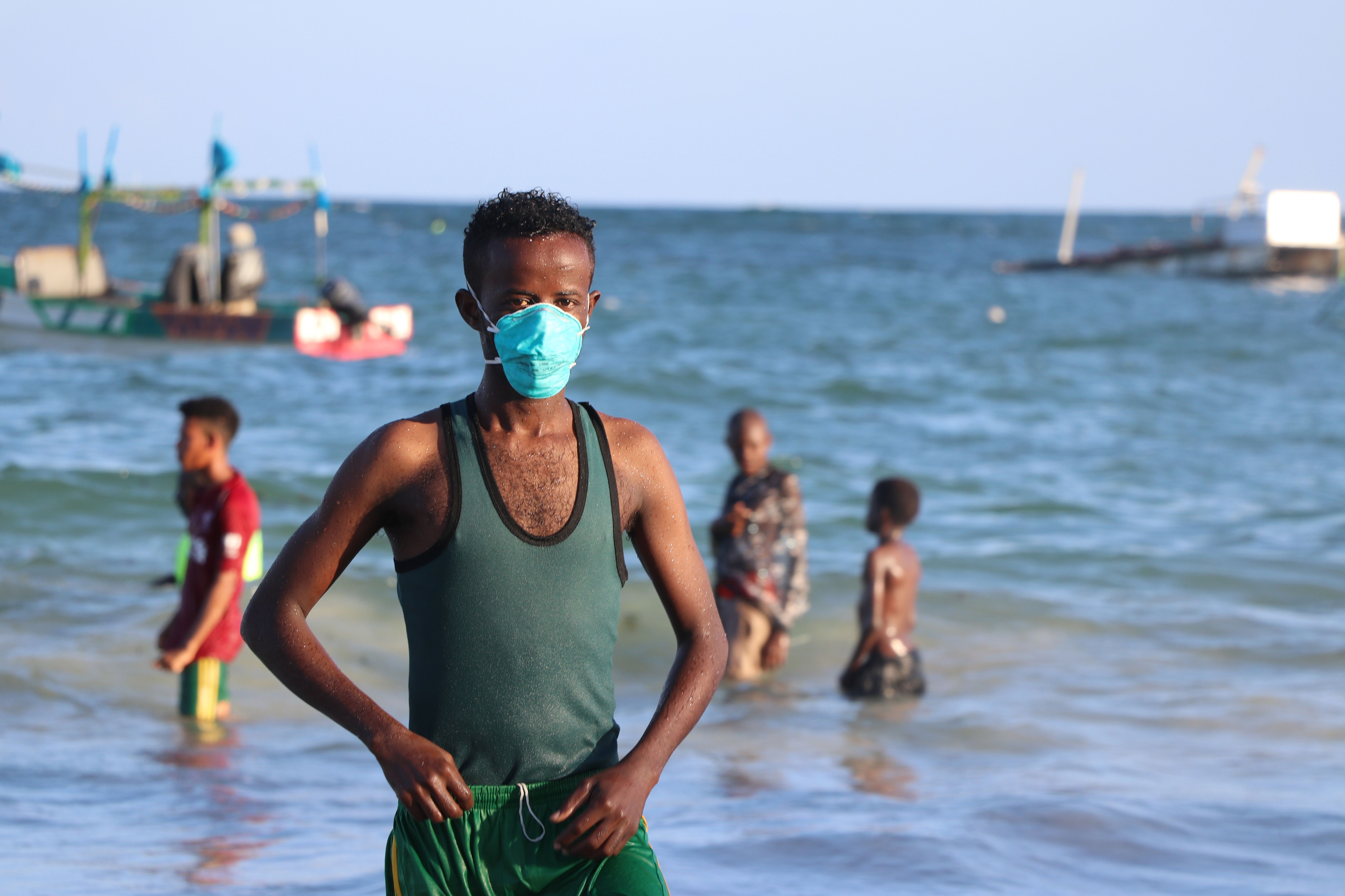 Seorang pria mengenakan masker saat bermain di Pantai Lido di Mogadishu, Somalia.