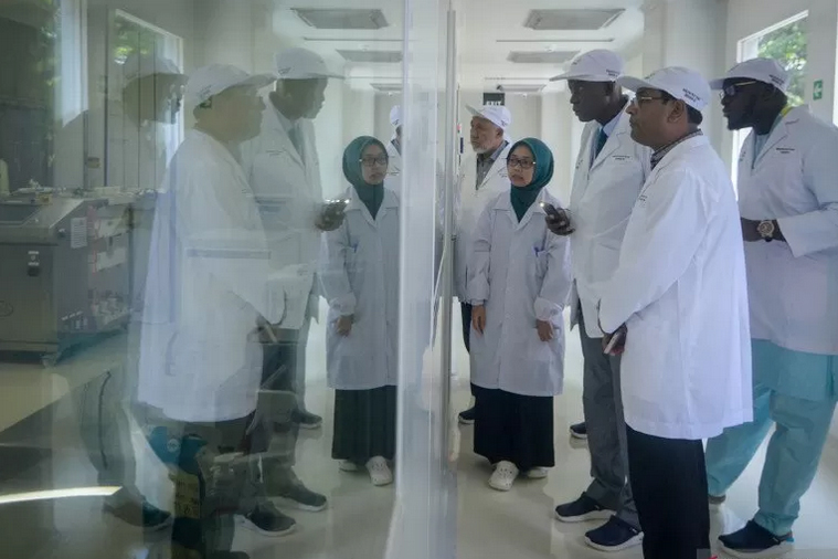 Anggota delegasi negara Organisasi Kerjasama Islam (OKI) meninjau alat penelitian milik PT Bio Farma (persero), Bandung, Jabar.
