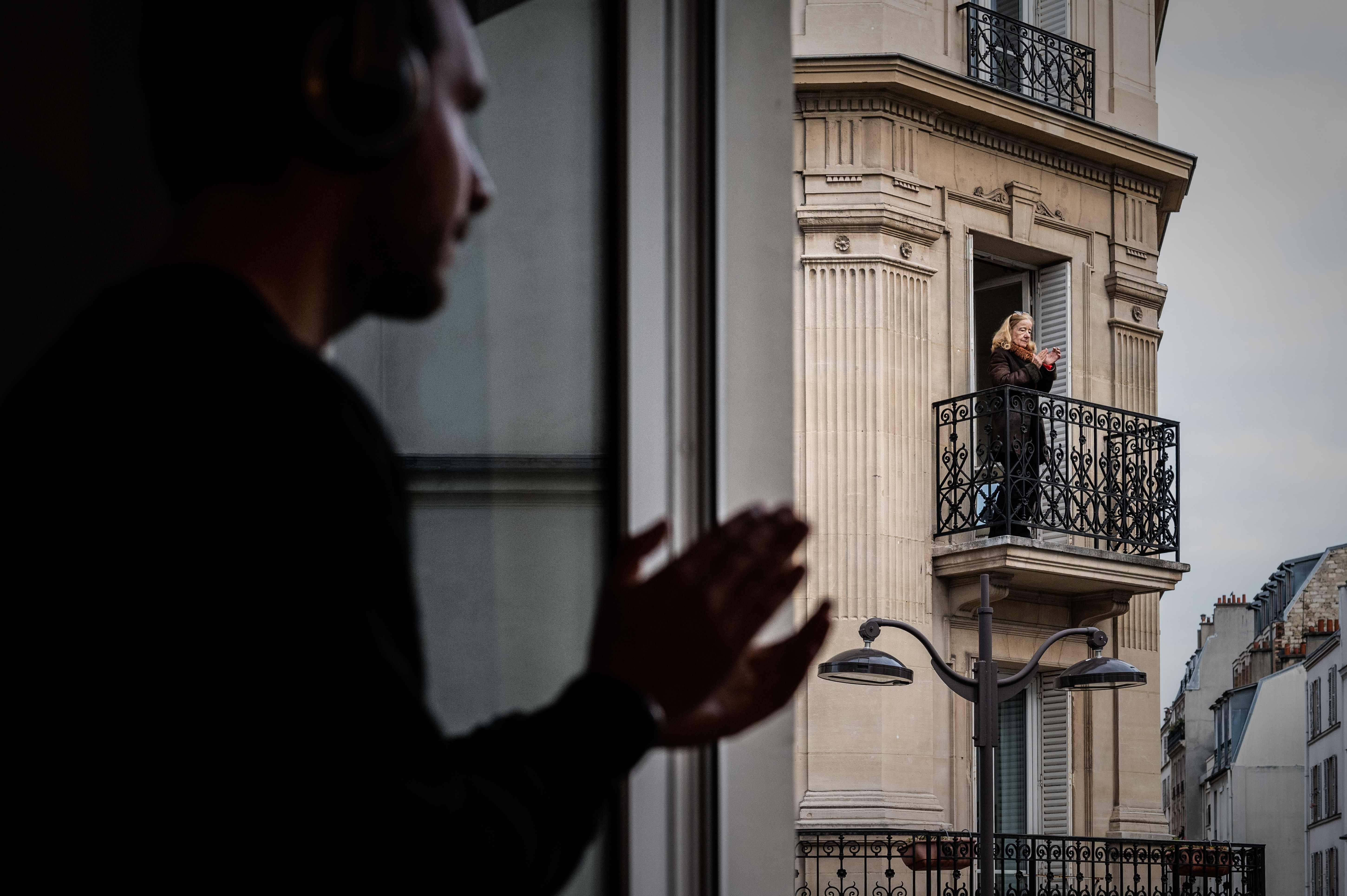 DJ Knightood memainkan musik di depan jendela apartemennya di Paris, untuk menyemangati para petugas medis melawan Covid-19.