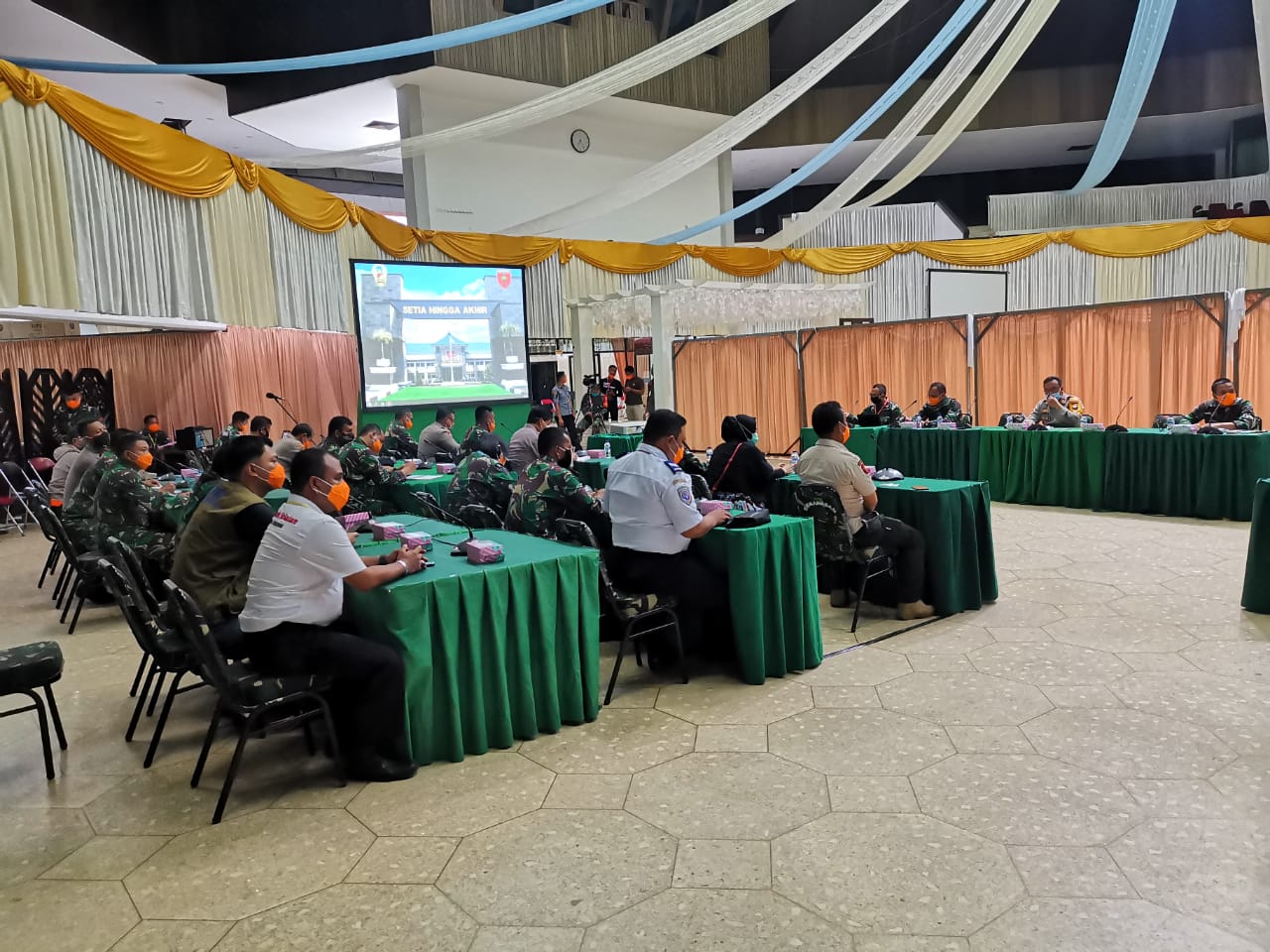 Rapat virtual pelaksanaan hari pertama PSBB di Kota Makassar, Sulawesi Selatan, Jumat (24/4/2020).