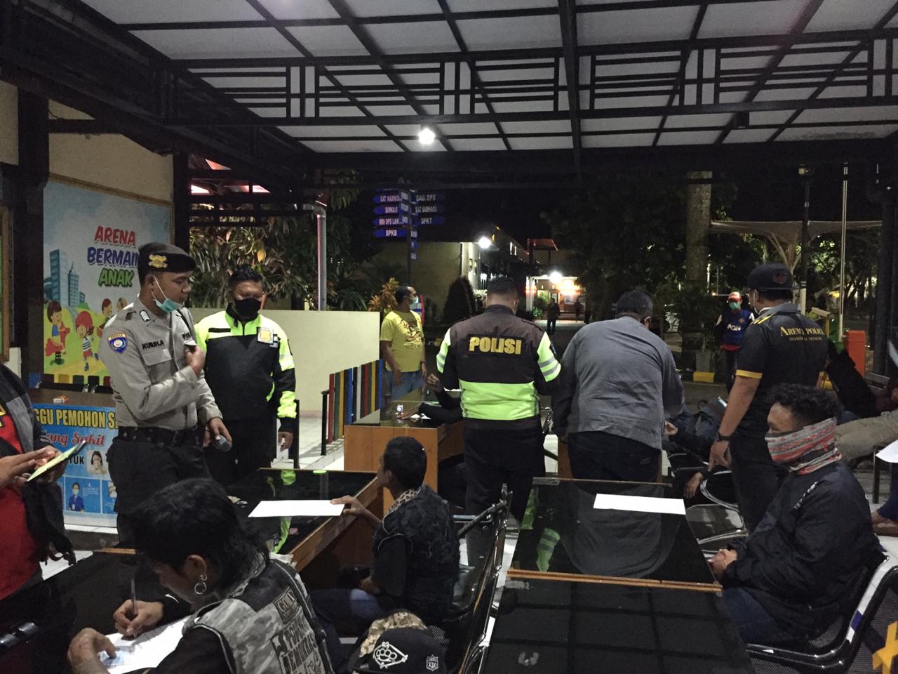 Personel Polres Malang, Jawa Timur membubarkan warga yang masih nongkrong di kedai kopi, cafe dan warnet guna mencegah persebaran Covid-19.