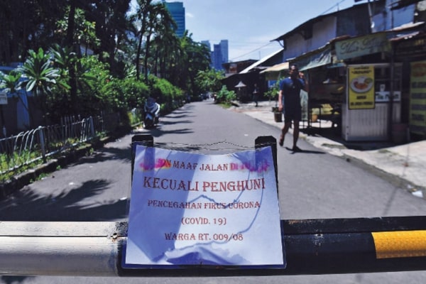 Ilustrasi -- Penutupan akses jalan di kawasan Simprug Golf 2, Kebayoran Lama, Jakarta Selatan, kemarin