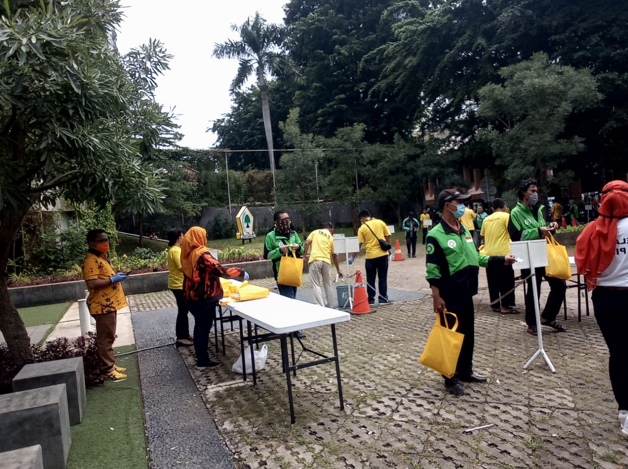 Golkar Bagikan 500 Paket Sembako ke Pengemudi Ojol Perempuan