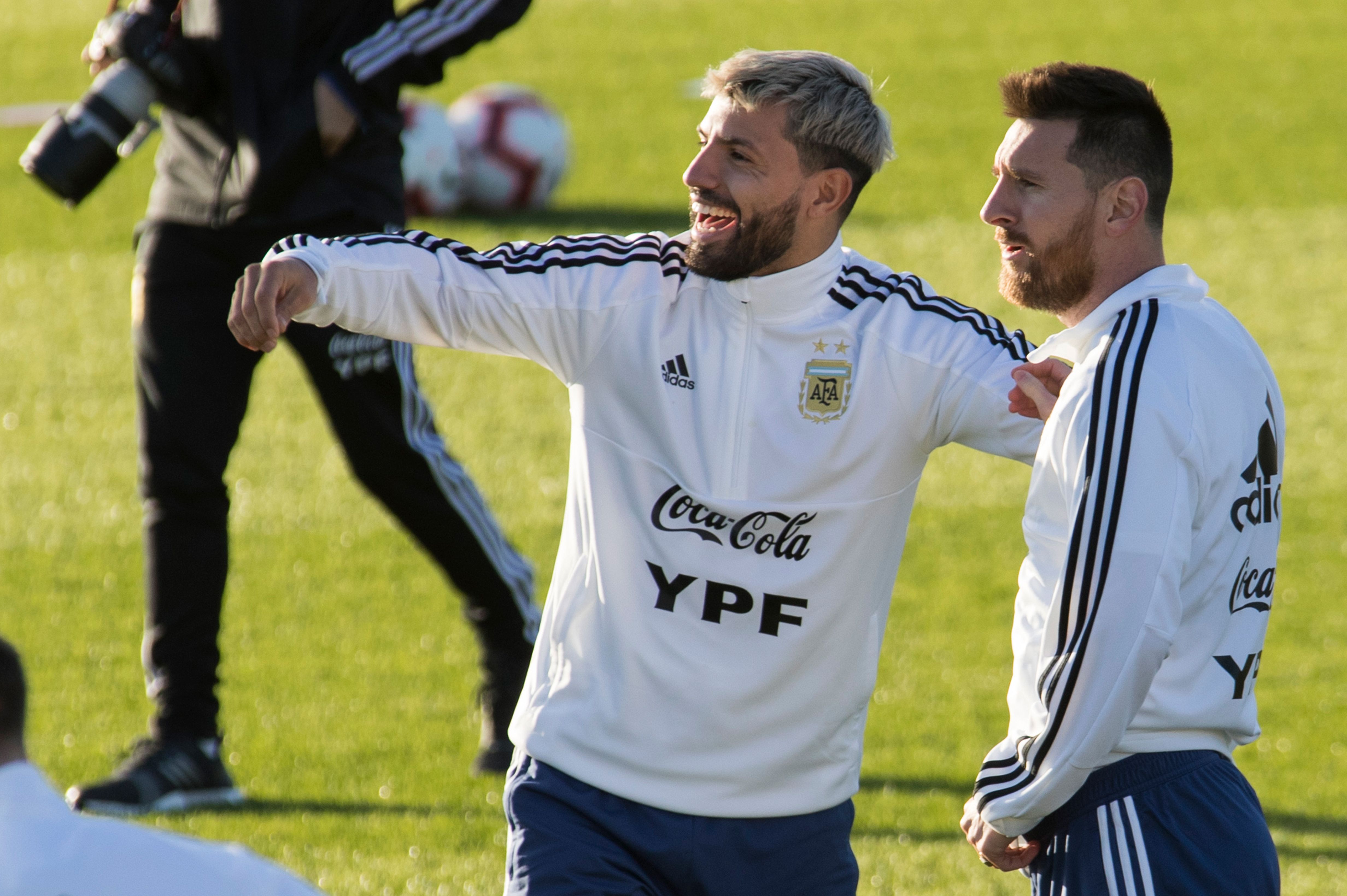Sergio Aguero (kiri) dan Lionel Messi saat menjalani latihan di timnas Argentina. 