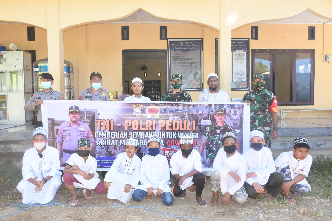 Polda Maluku Utara dan Korem 152 Babullah membagikan sembako ke pesantren di Kecamatan Kota Ternate Utara, Kota Ternate.