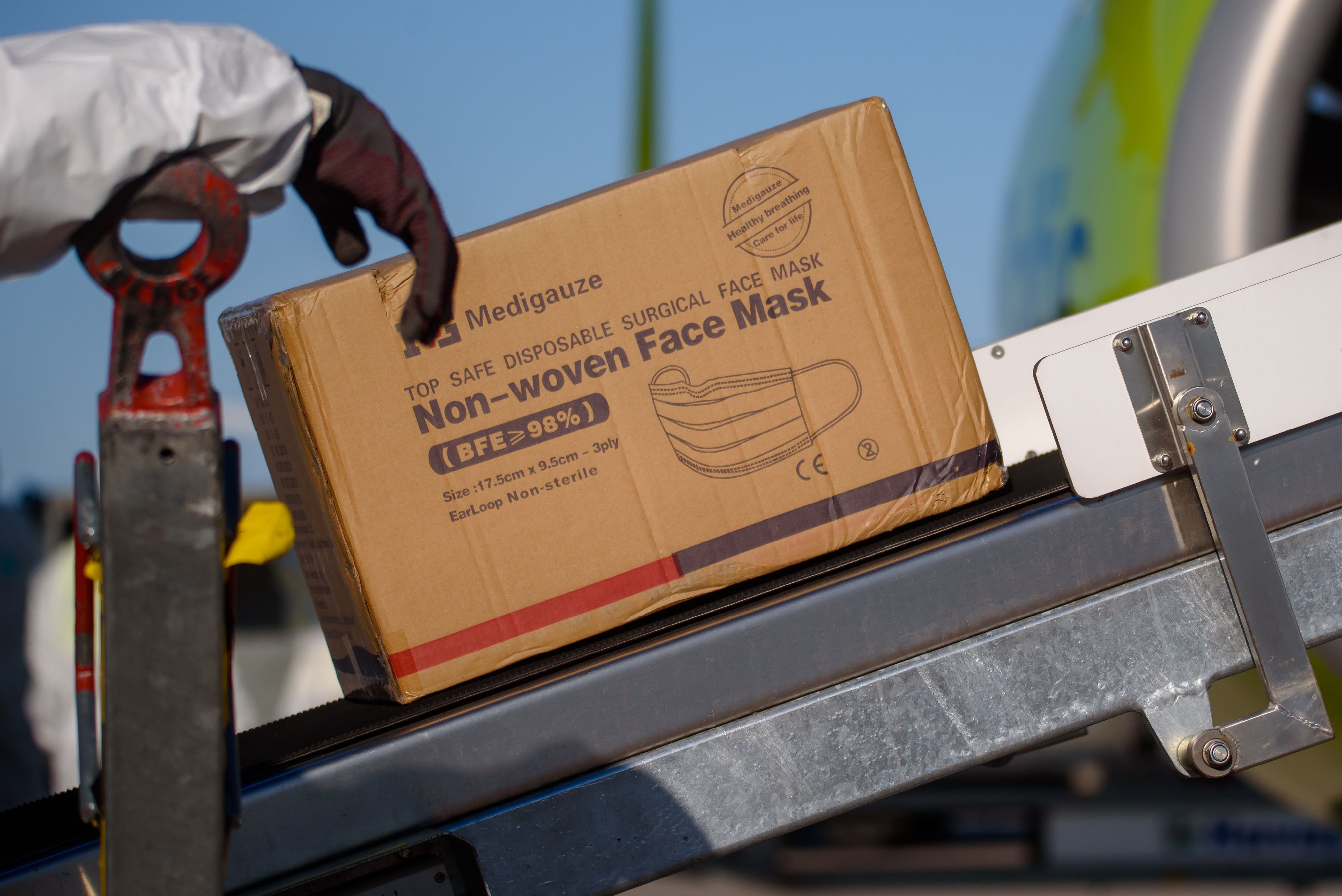 Sejumlah peralatan medis, termasuk masker, asal Tiongkok tiba di Bandar Riga, Latvia.