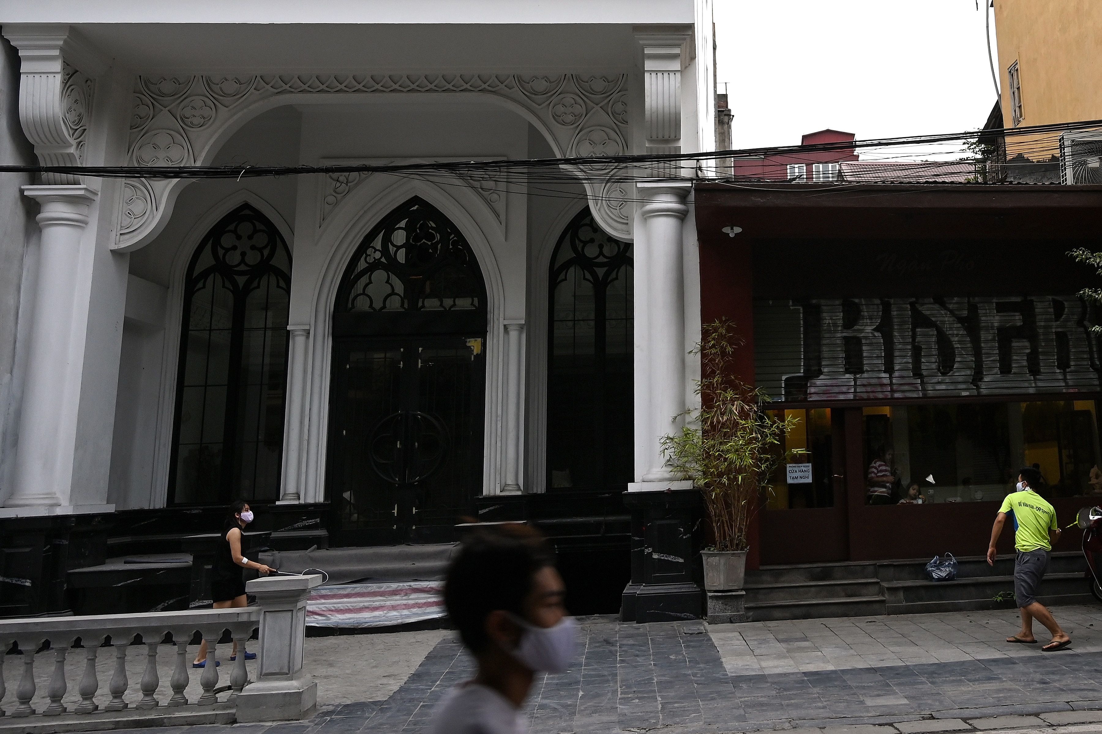 Warga Vietnam bermain bulu tangkis di tengah isolasi sosial akibat covid-19 di Vietnam