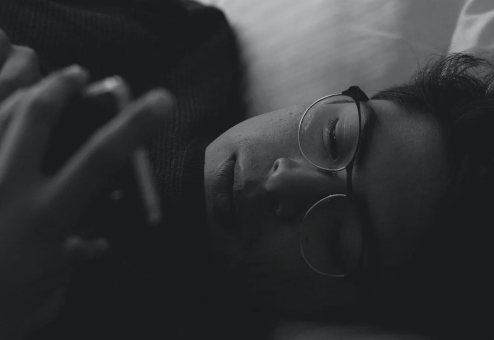 Kesendirian dan kebosanan saat karantina bisa mendorong orang teringat akan asmara yang lampau.