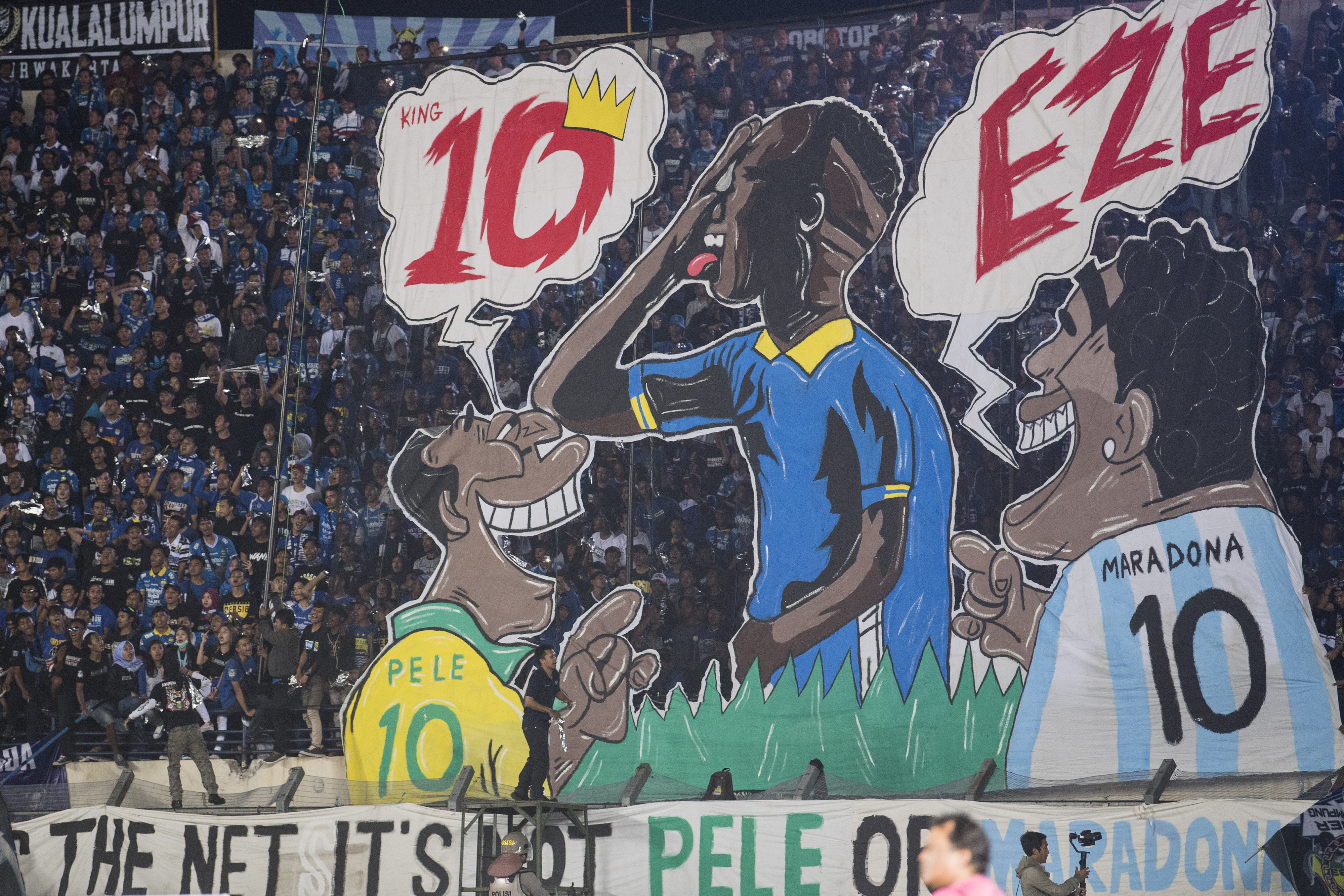 Para suporter memberikan dukungan kepada tim kesayangan mereka saat berlaga. 