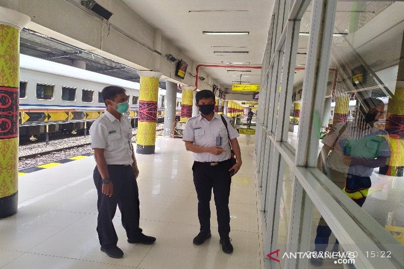 Wakil Kepala Stasiun KA Medan, Sudarso (kiri) dan Asisten Manager Humas PT KAI Divre I Sumut, Yudi (kanan) sedang memantau kondisi.