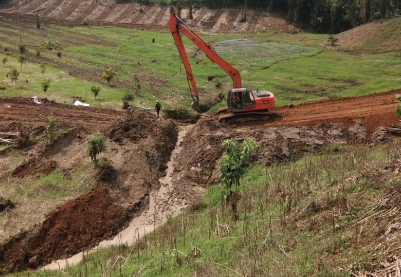 Operator menggerakkan alat berat untuk membuat akses menuju lahan pemakaman khusus  pasien covid-19 di TPU Simalingkar B.