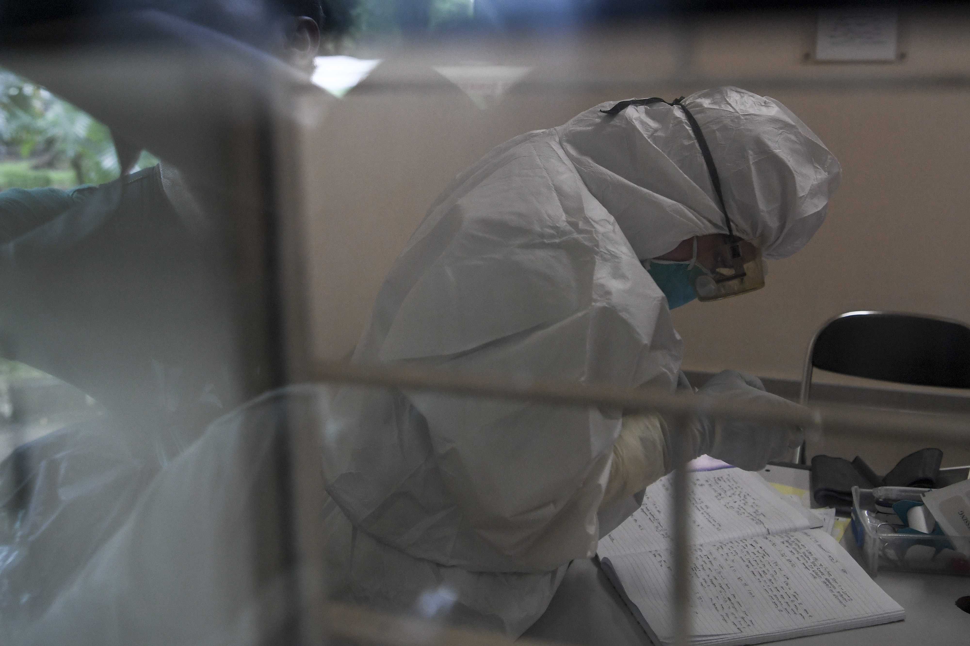 Petugas medis di Gedung Pinere, RSUP Persahabatan, Jakarta.