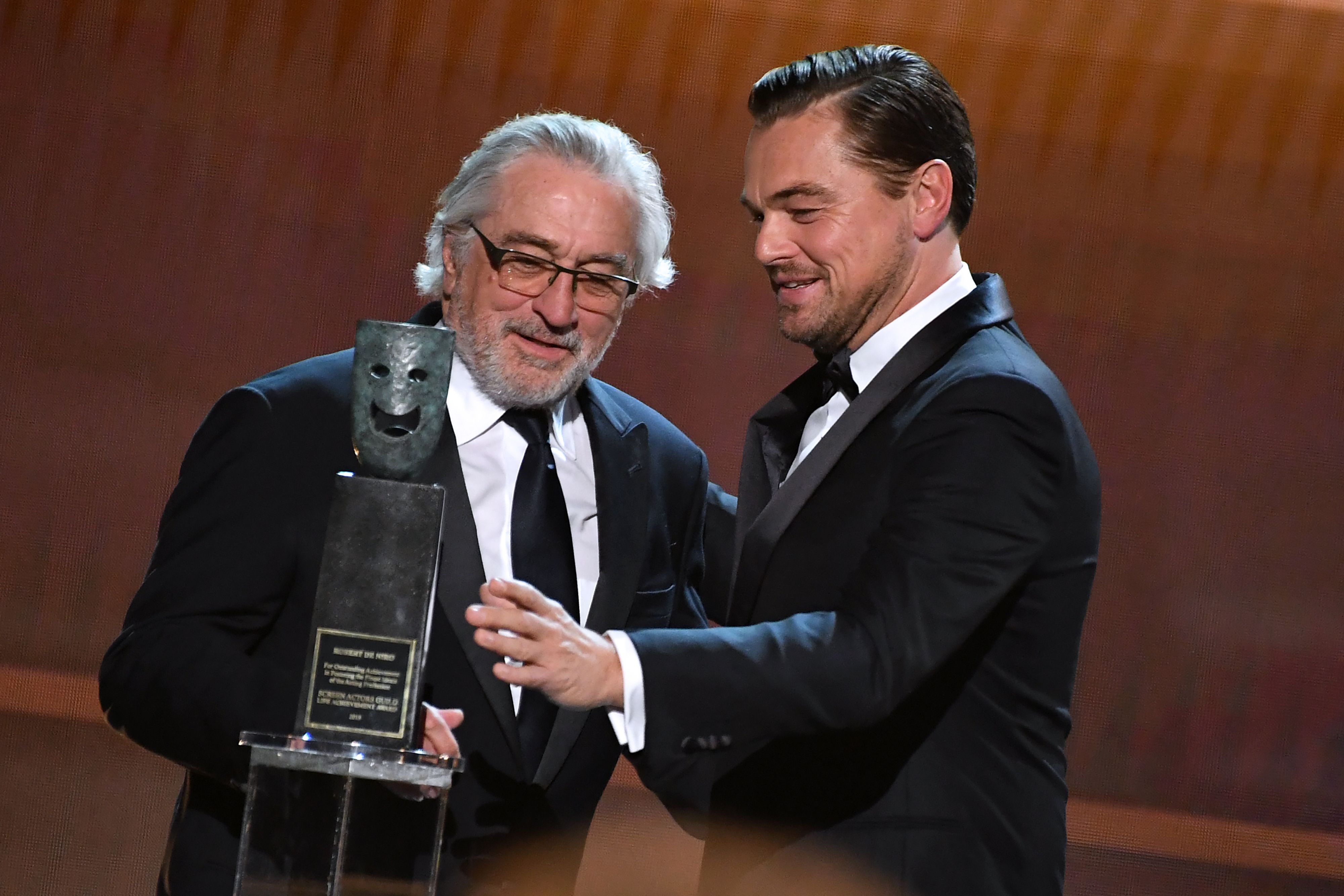 Robert De Niro (kiri) dan Leonardo DiCaprio