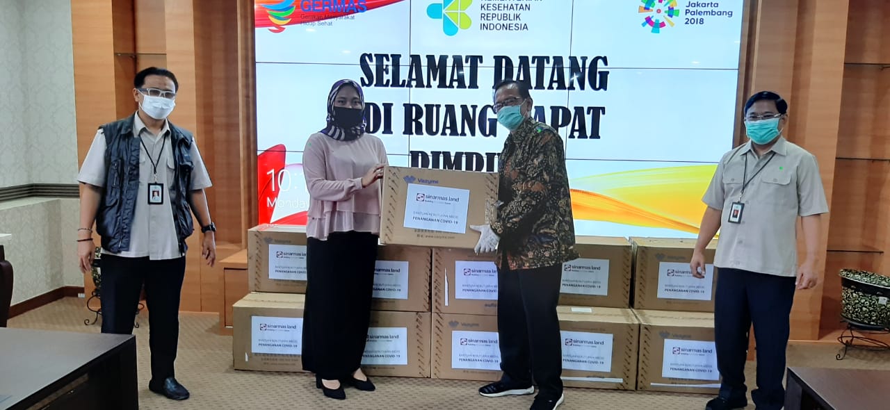 Corporate Governance & Sustainability Division Head Sinar Mas Land, Ignesjz Kemalawarta menyerahkan bantuan 12.500 RTK kepada Kemenkes. 