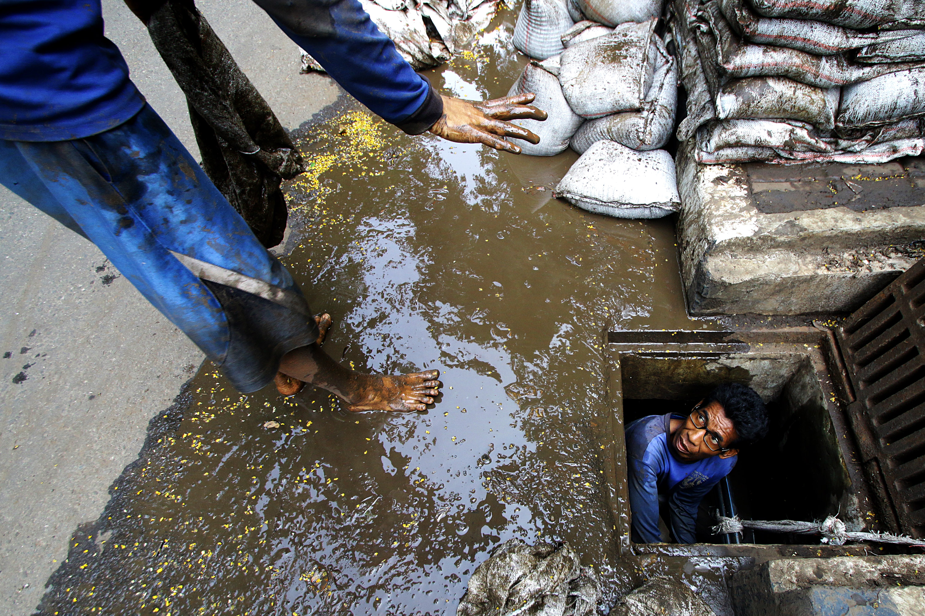 ANTISIPASI BANJIR IBU KOTA: Petugas Dinas Sumber Daya Air Kota Administrasi Jakarta Pusat mengangkut lumpur dan sampah  