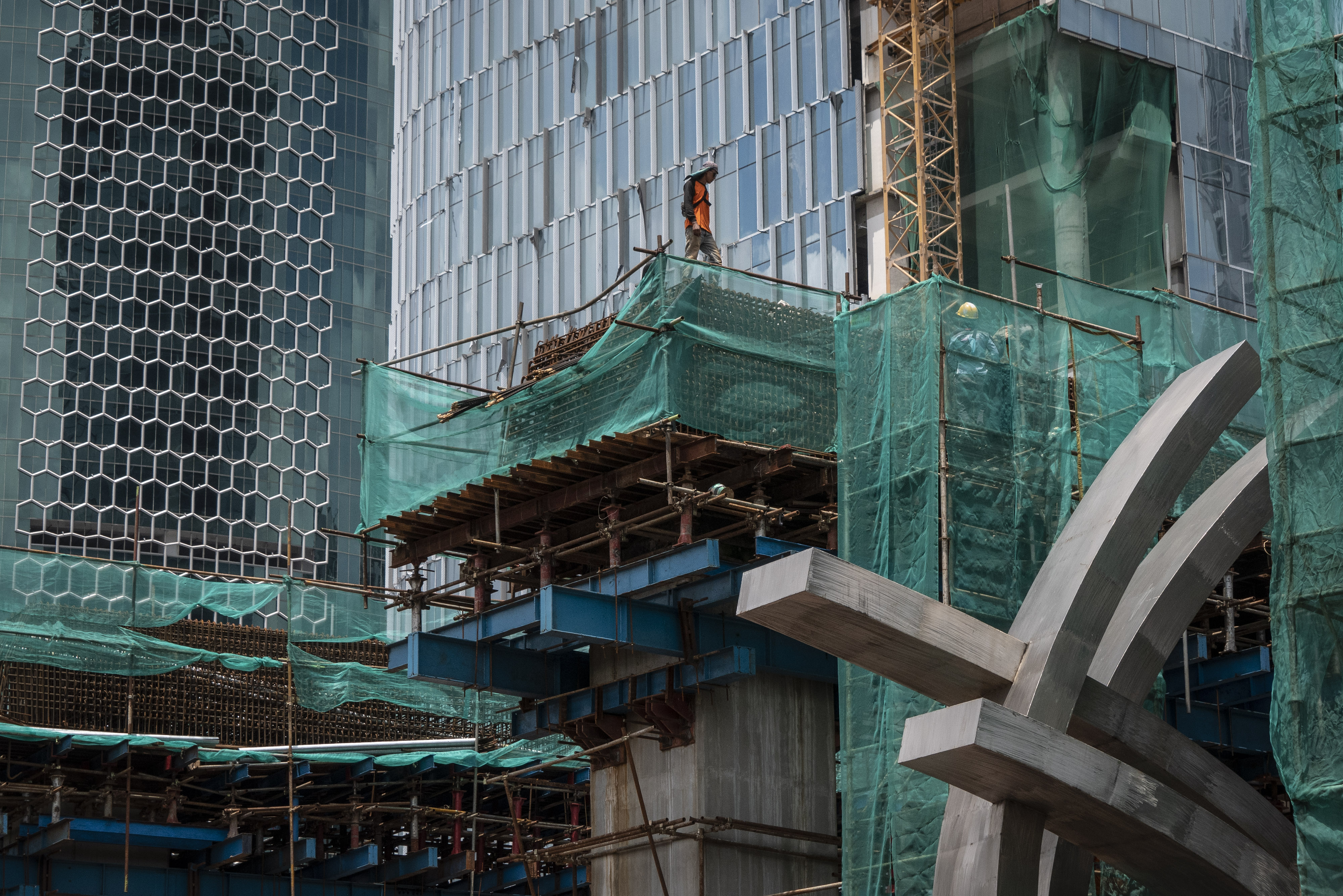 Sejmlah pekerja tengah menyelesaikan pembangunan proyek infrastuktur di kawasan Kuningan, Jakarta. 