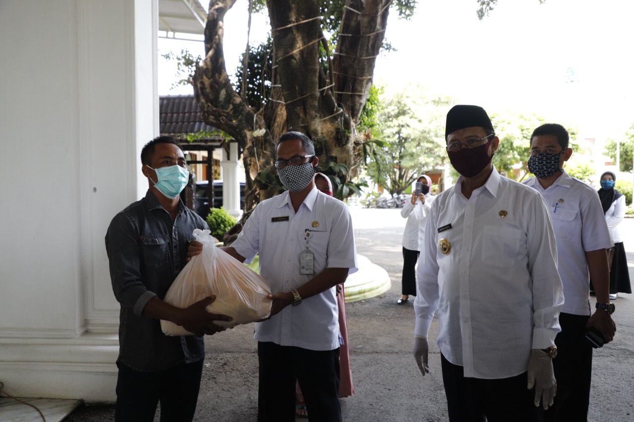 Pemberian bantuan sosial untuk masyarakat nelayan Tuban, disaksikan Bupati Tuban Fathul Huda (berpeci).