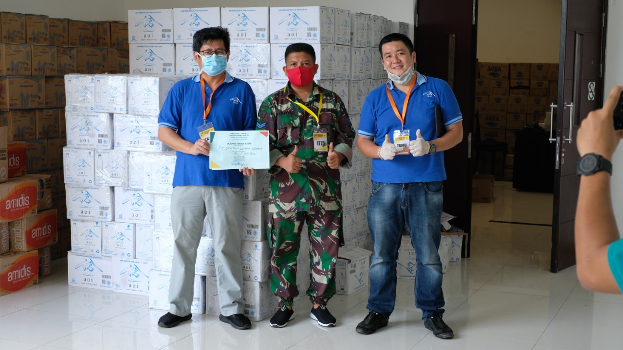 Donasi 10 ribu botol air minum dalam kemasan merk aoi-nano cluster water ke Rumah Sakit Darurat Penanganan covid-19 Wisma Atlet.