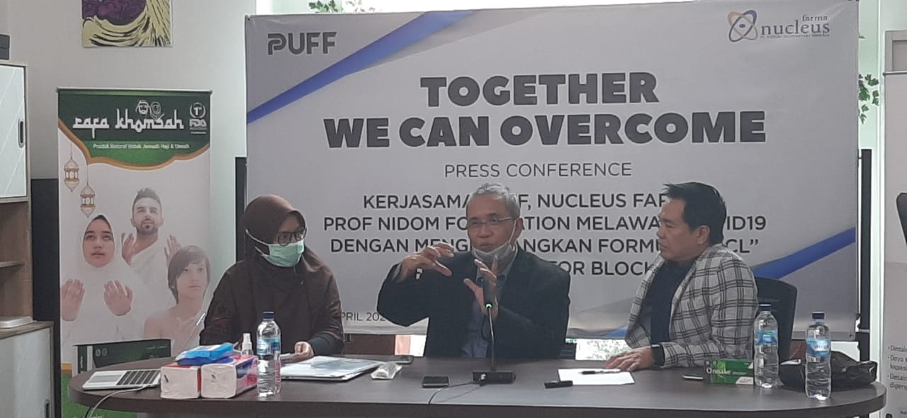 Ketua Tim Riset Corona dan Formulasi Vaksin Professor Nidom Foundation, Chaerul Anwar Nidom (tengah).