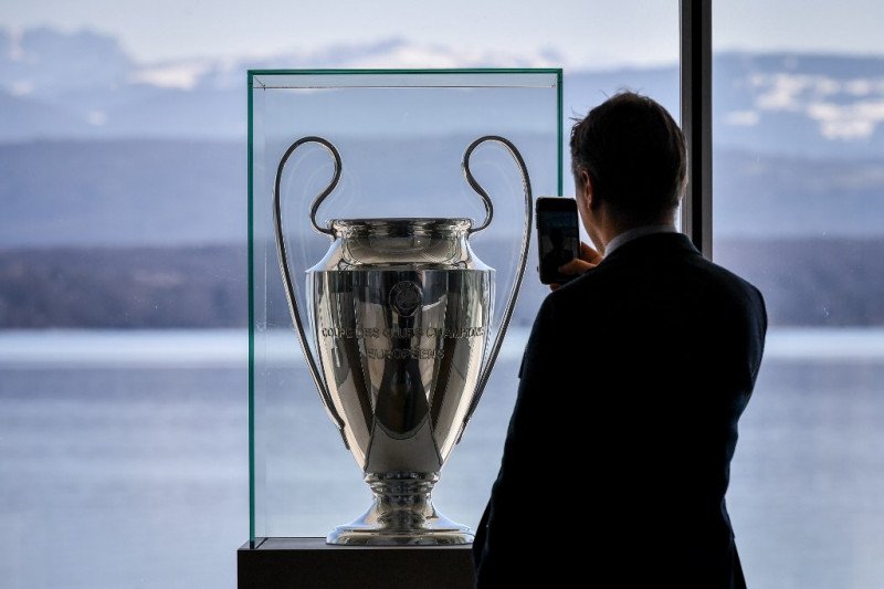 Piala Liga Champions dipajang di markas EUFA pada 28 Februari di Nyon.