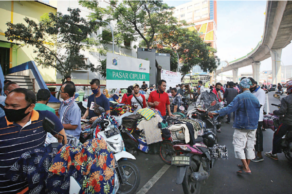 Pedagang menjajakan barang mereka di tepi jalan Pasar Cipulir, Jakarta Selatan, kemarin