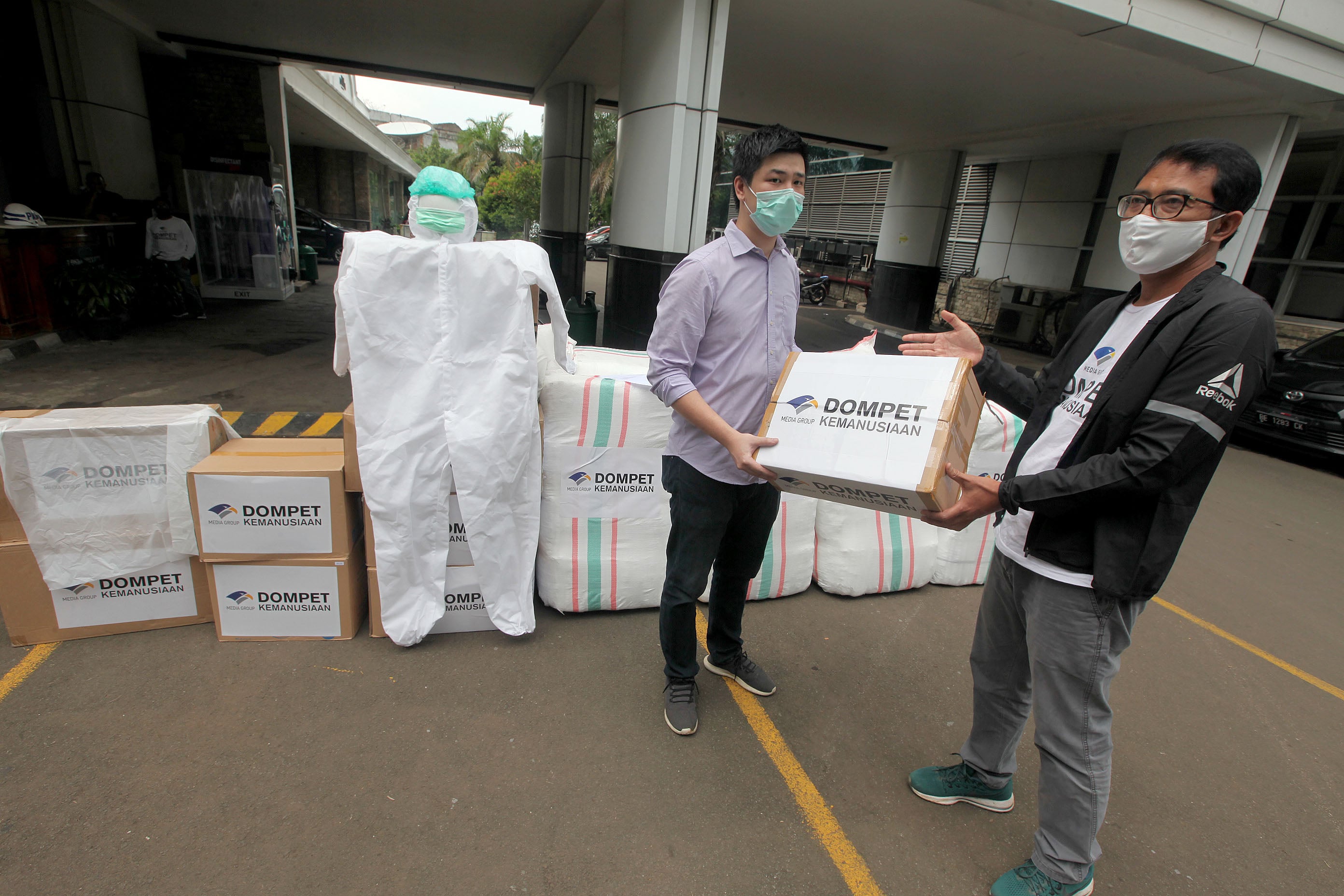 Dompet Kemanusiaan Media Group (DKMG) terus menyalurkan bantuan alat pelindung diri (APD) ke fasilitas kesehatan di seluruh Indonesia.