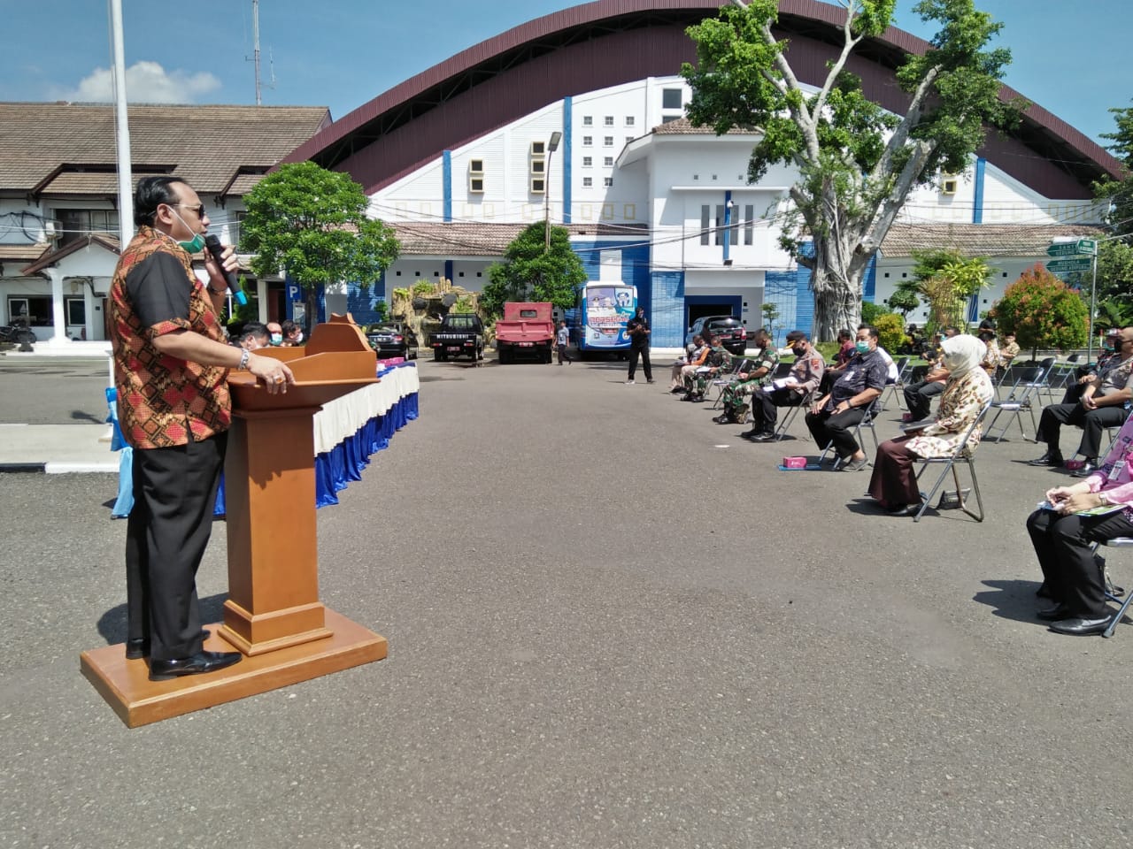 Walikota Tegal, Jawa Tengah, Dedy Yon Supriyono, saat gelar pertemua terbuta di halaman Pendoipo Ki Gede Sebayu, Kota Tegal, Selasa (7/4)