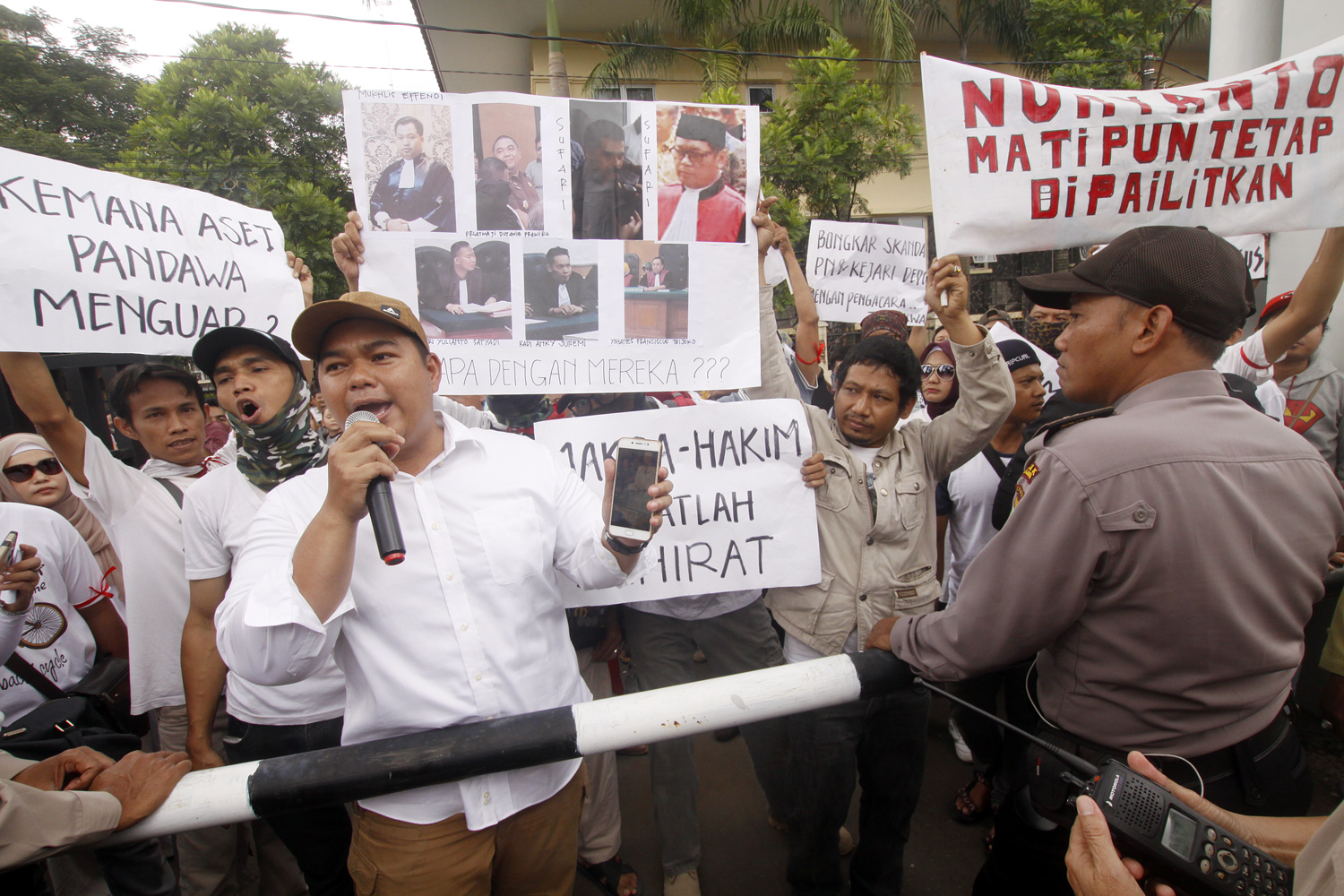 Ilustrasi nasabah KSP yang marah karena dananya hilang.