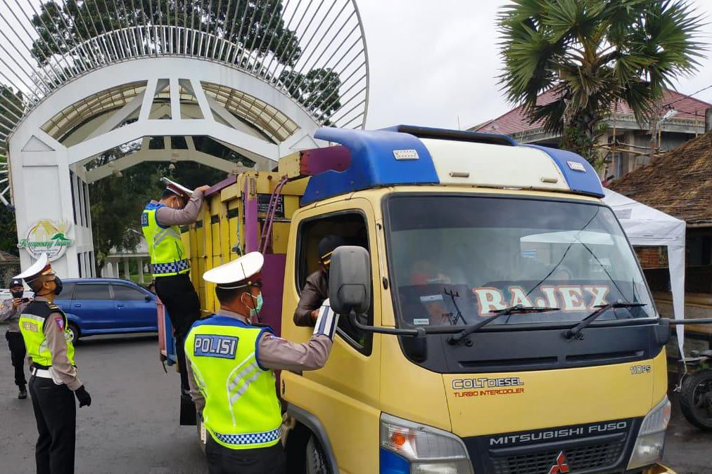 Anggota gugus tugas percepatan penanganan Covid-19 melakukan penyekatan perbatasan wilayah antar Kota Tasikmalaya dan Kabupaten Ciamis.