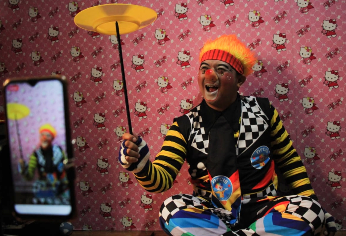 Pertunjukkan badut yang dilakukan oleh grup Necis untuk mengisi liburan anak-anak yang saat ini di rumah saja.