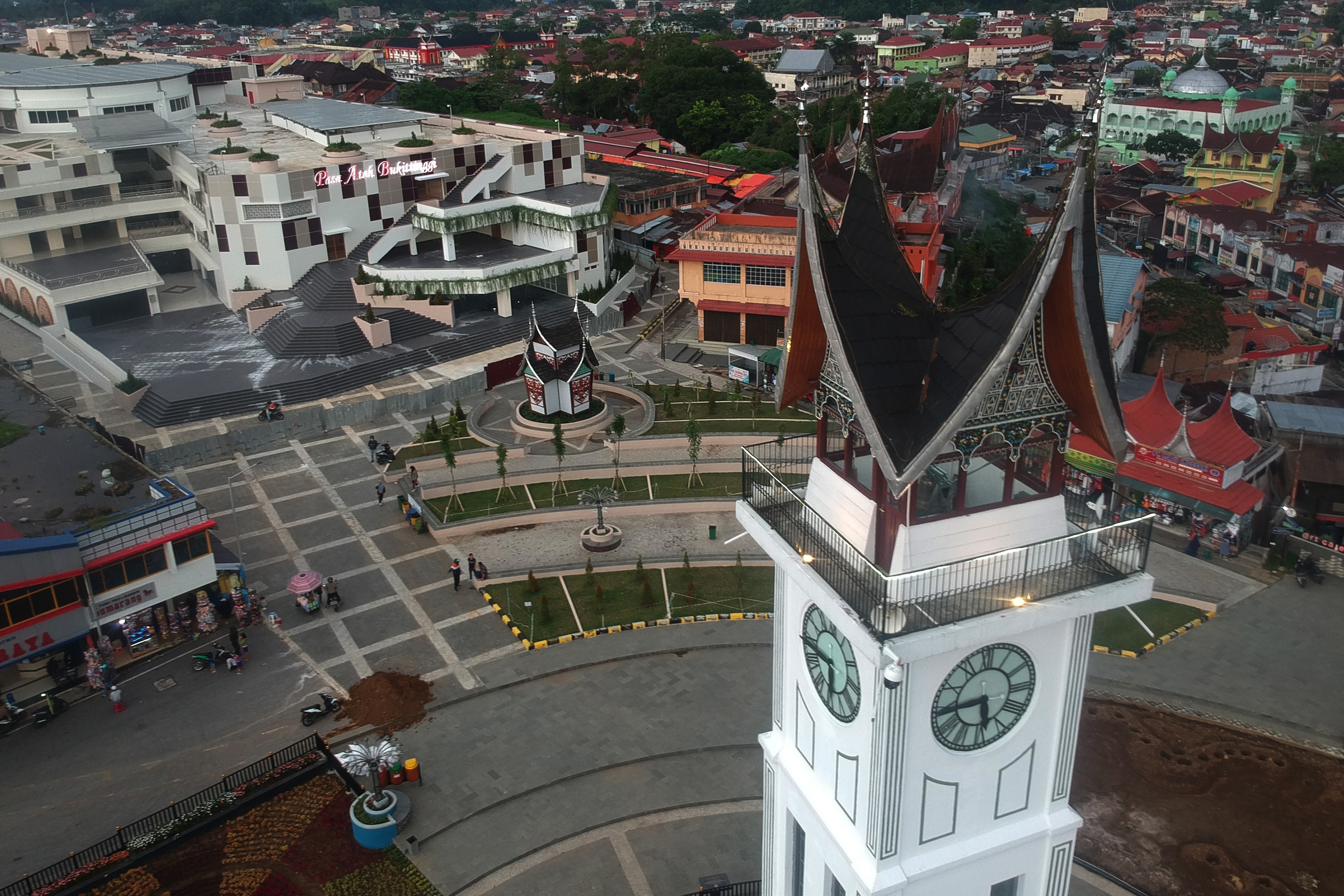 Suasana kawasan Jam Gadang di Kota Bukittinggi, Sumatera Barat, yang sepi saat menjelang senja, Jumat (17/4).