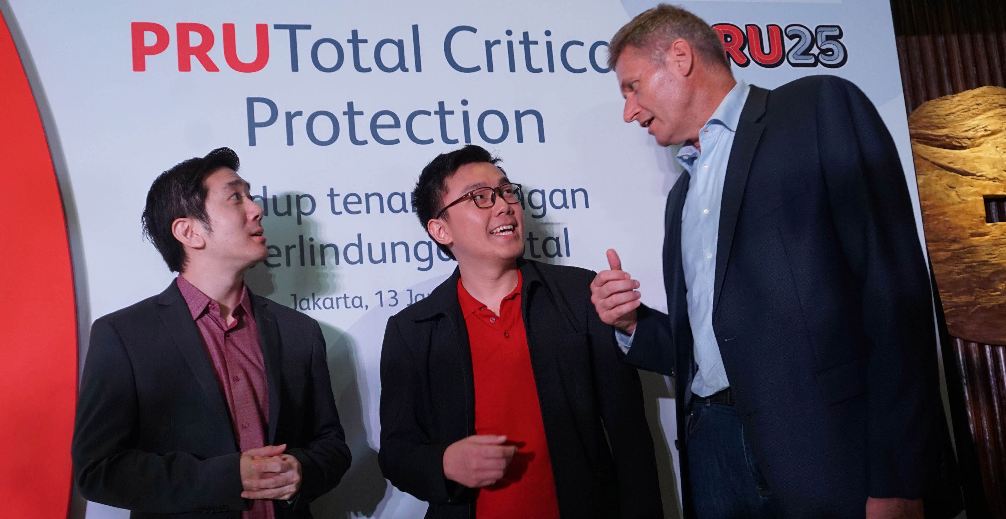 Jens Reisch, President Director Prudential Indonesia, kanan, berbincang usai konferensi pers peluncuran produk di Jakarta (Kamis, 16/01)