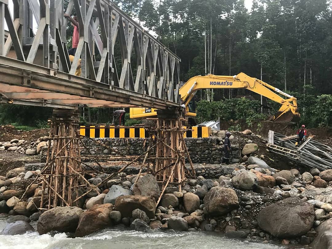 Pasca Diterjang Banjir, Jembatan Darurat Desa Mulak Mulai Dioperasionalkan