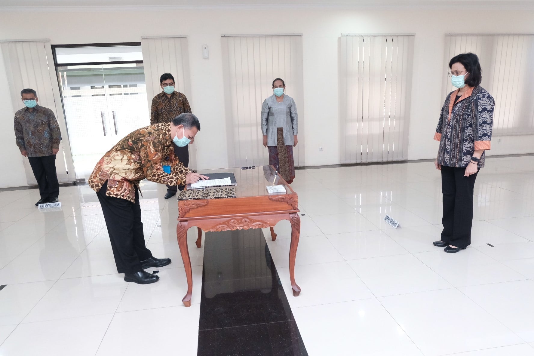 Dengan menggunakan masker, Menteri Keuangan, Sri Mulyani, melantik Kepala BKF dan Direktur Utama LMAN.
