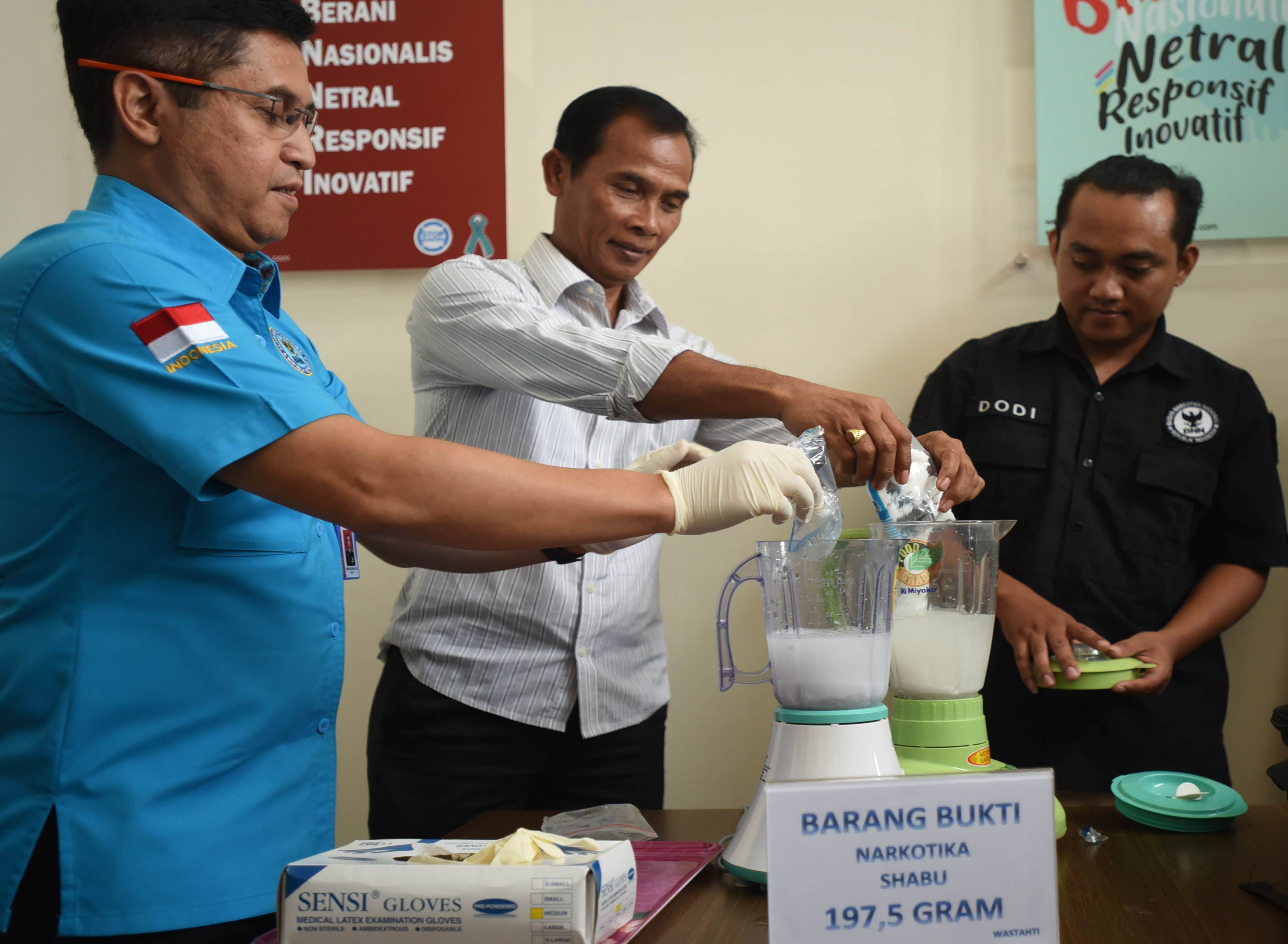 Kepala BNN Provinsi Banten Brigjen Pol Tantan Sulistyana (kiri) didampingi staff memasukkan sabu ke dalam blender untuk dimusnahkan
