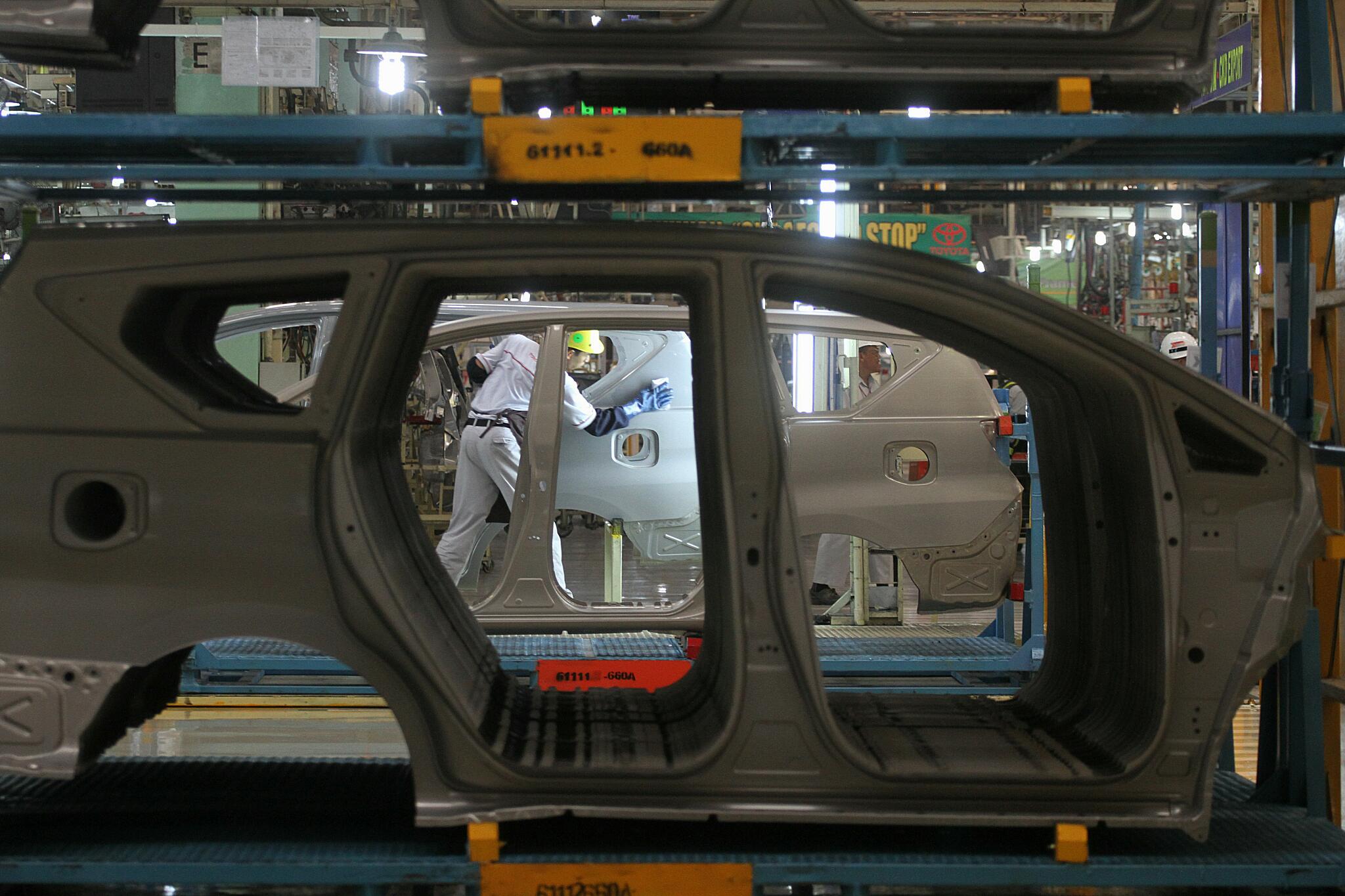 Aktivitas perakitan mobil di pabrik PT Toyota Manufacturing Indonesia (TMMIN), Karawang, Jawa Barat.