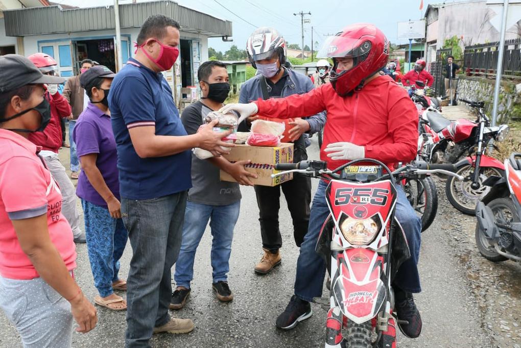 Bupati Tapanuli Utara, Nikson Nababan memberikan bantuan kepada petugas di posko-posko covis-19 di desa-desa.