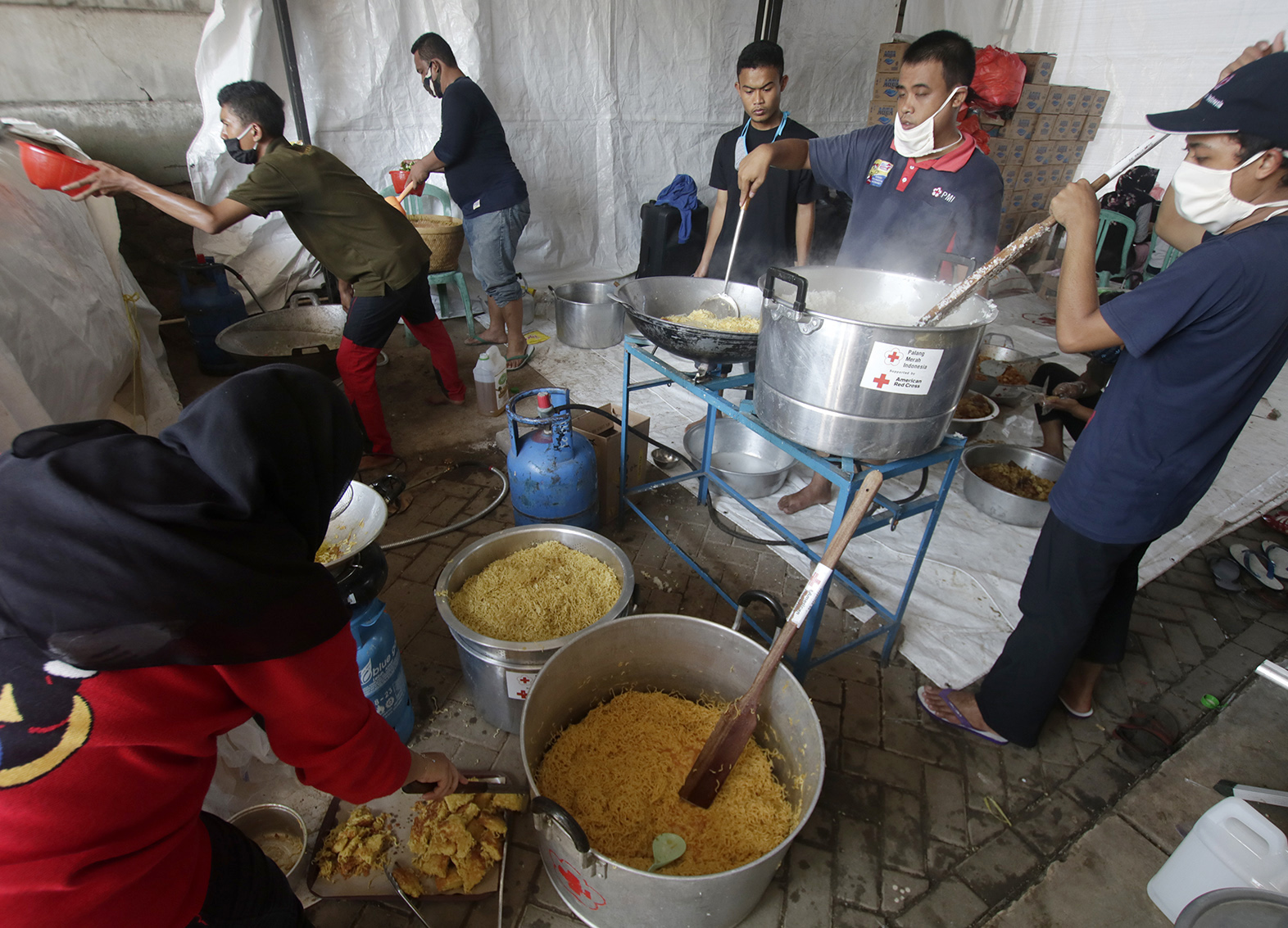 Pemkot Depok dan PMI membuat dapur umum untuk warga terdampak Covid-19, sehari membuat 1500 nasi bungkus.
