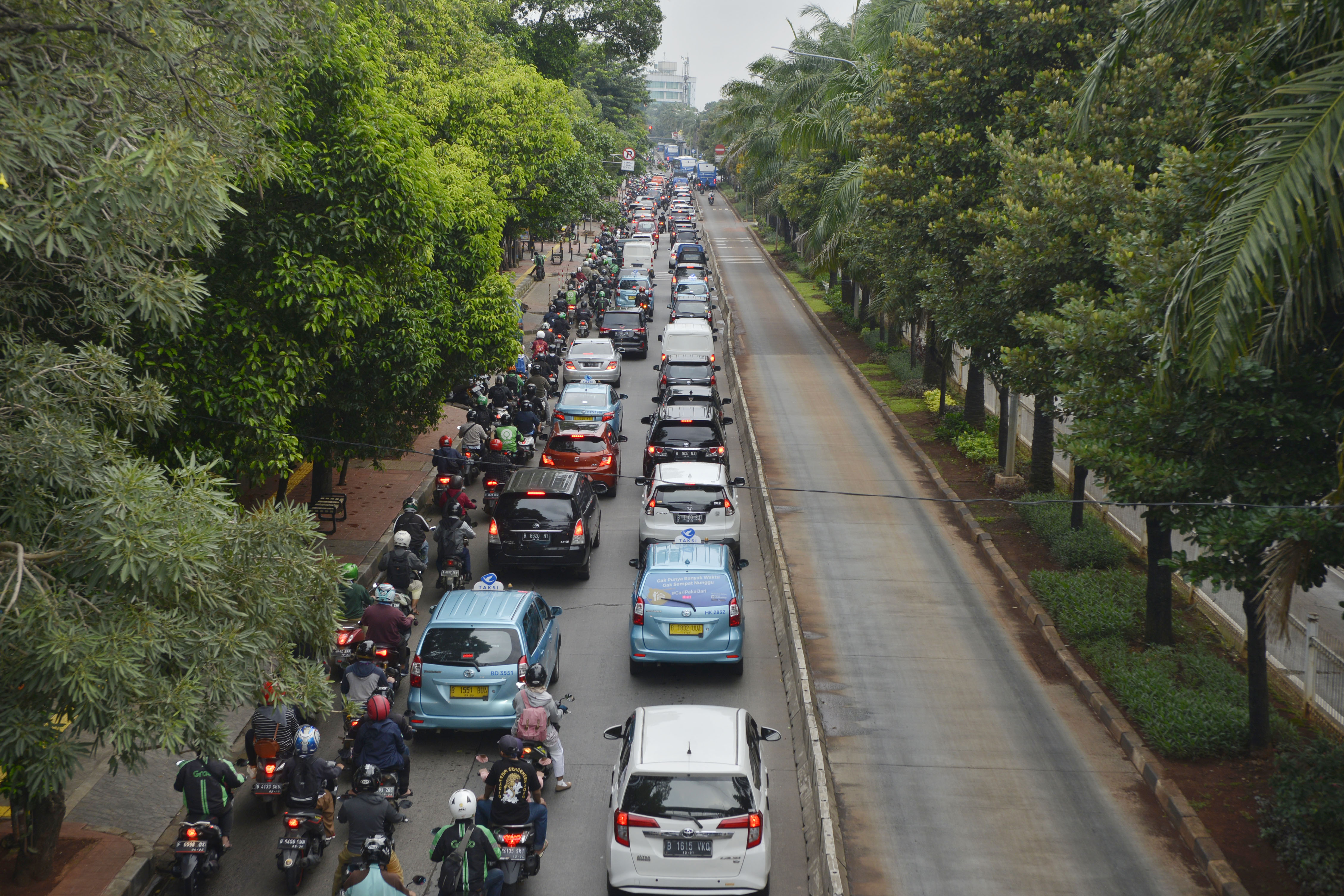  Pemandangan antrian mobil dan sepeda moter tetap saat jam pulang kantor di Jalan Taman Margasatwa Raya, Pasar Minggu Jakarta, Rabu (15/4)
