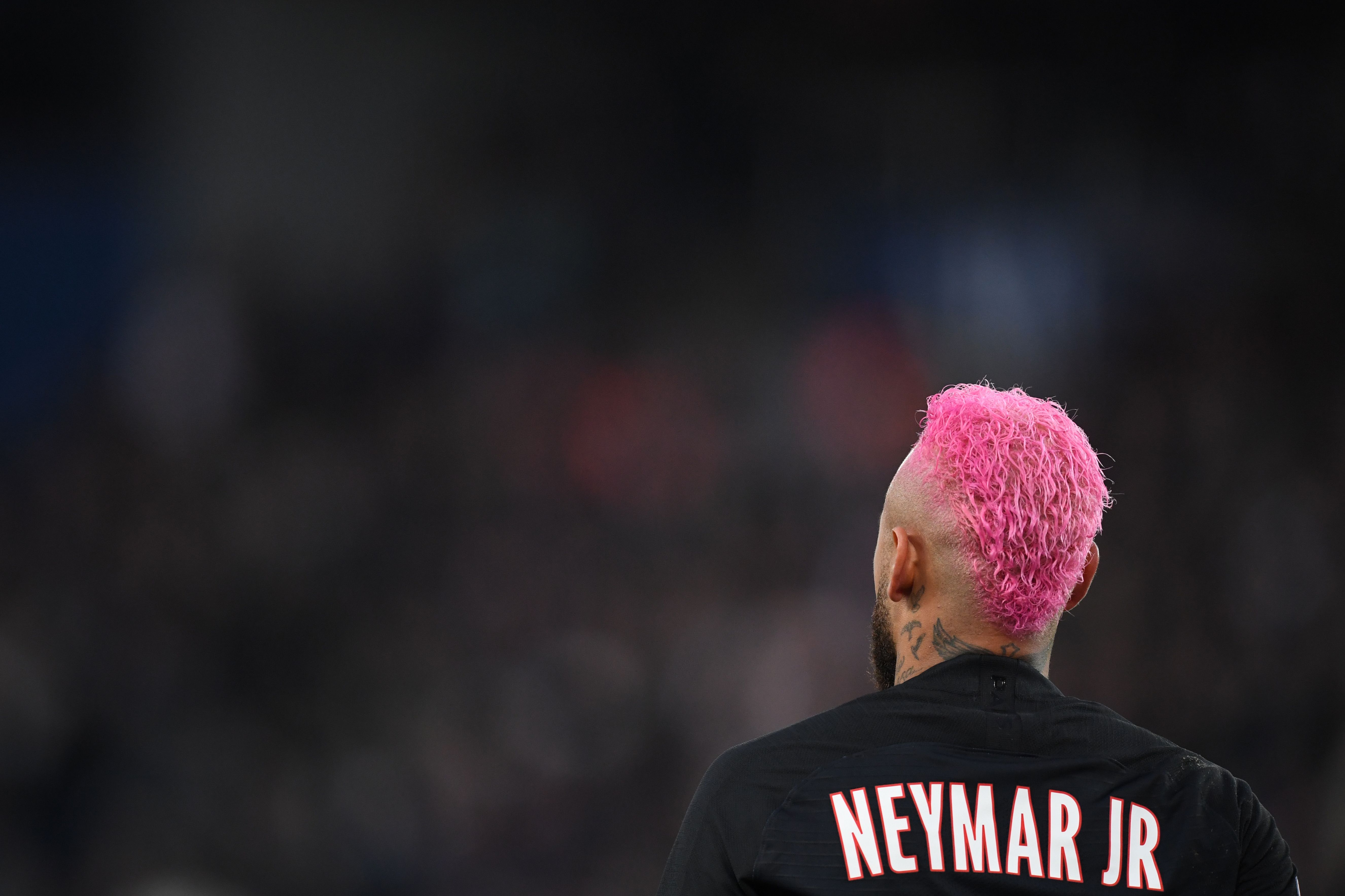 Tampak belakang pesepak bola asal Brasil Neymar ketika tampil bersama PSG di laga melawan Montpellier Herault SC pada Februari kemarin.