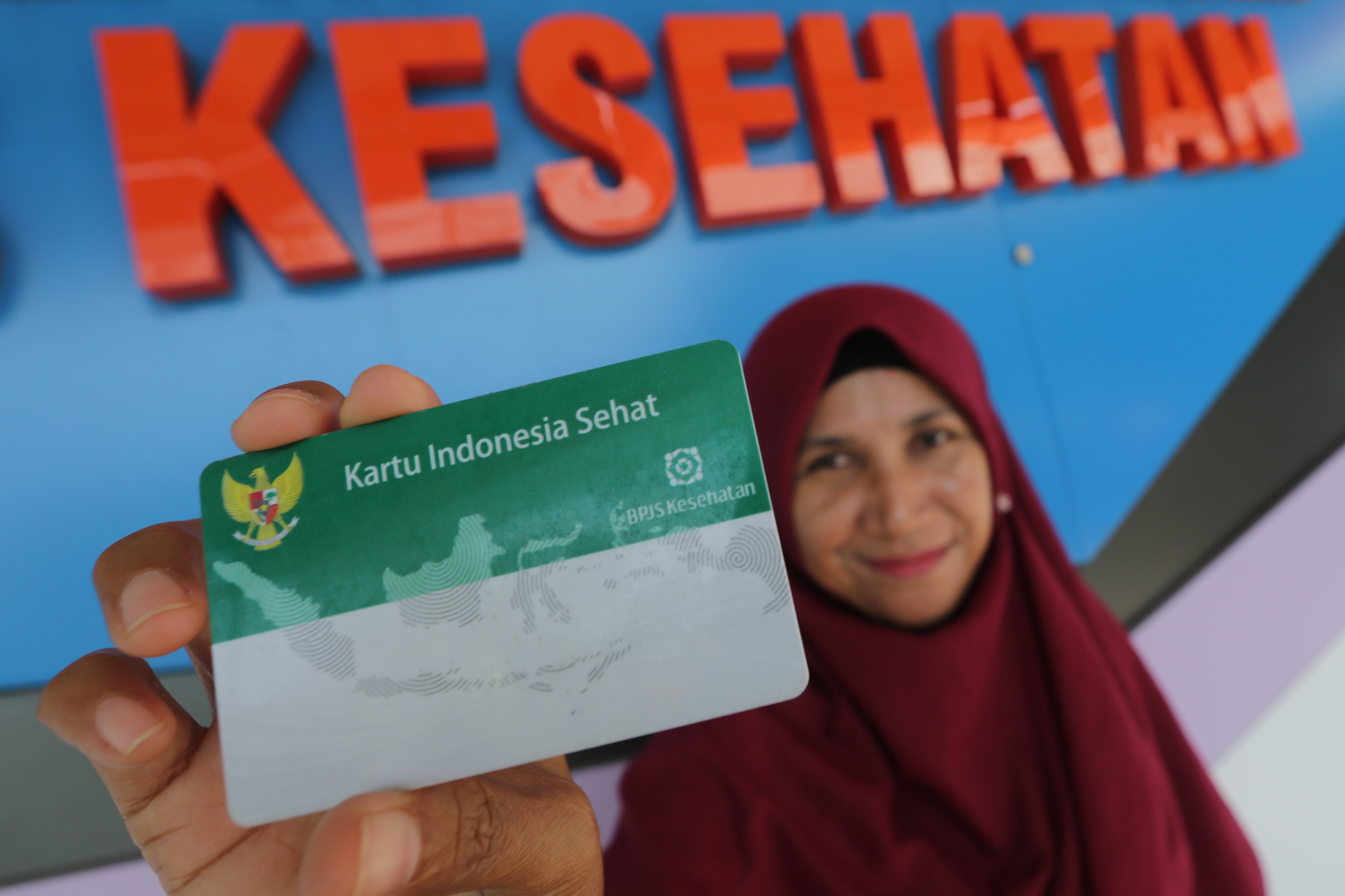 Warga memperlihatkan Kartu Indonesia Sehat (KIS) di Banda Aceh, Aceh.