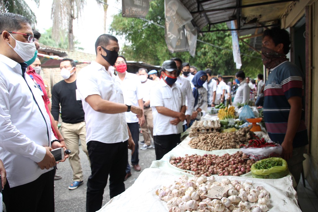 Walikota Pematangsiantar Hefriansyah mengecek ketersediaan bahan pokok ke lapangan.