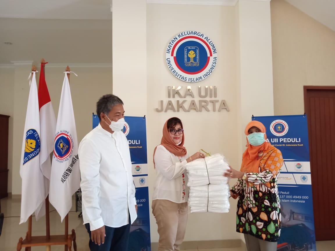 IKA UII menggalang dana untuk membantu RS rujukan Covid-19.