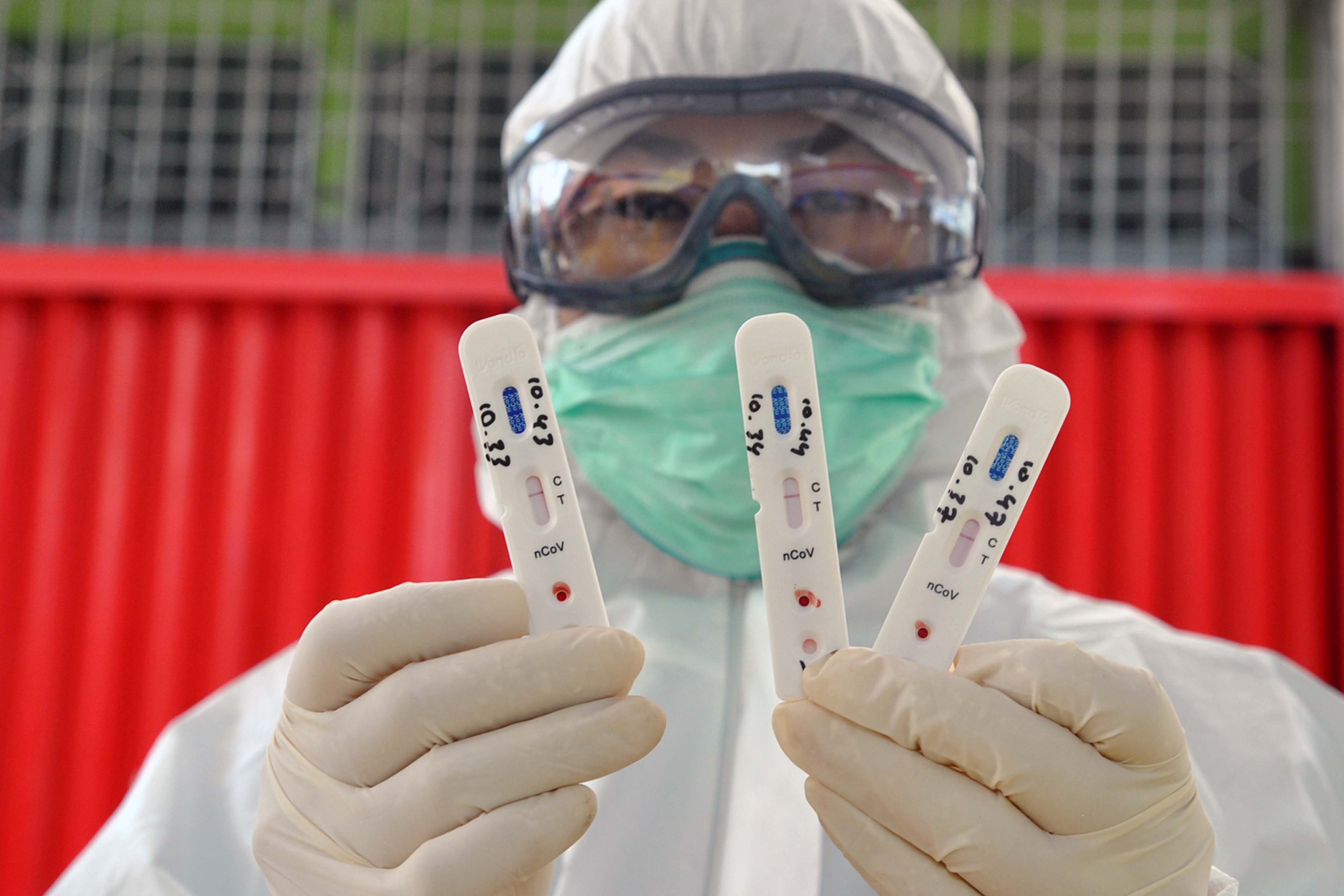 Petugas menunjukkan alat rapid test