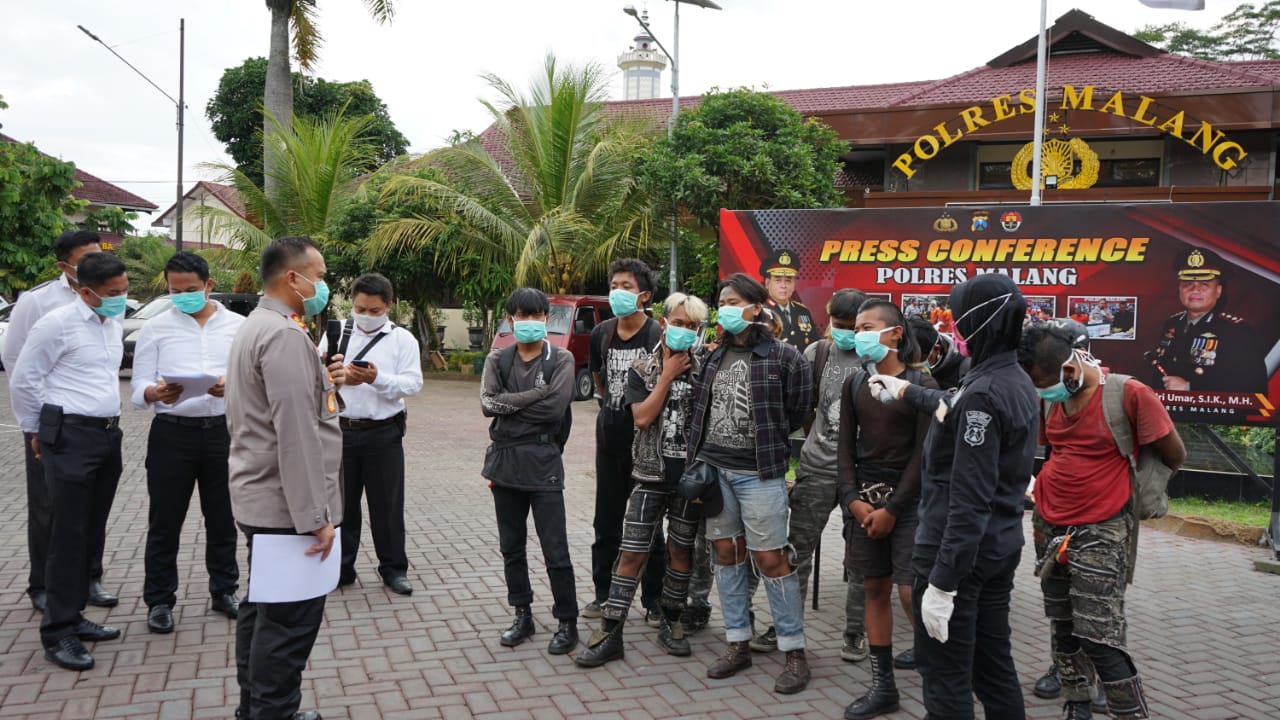 Kapolres alang, Jawa Timur, AKB Hendri Umar merilis kasus tindak pidana vandalisme dengan 10 anak punk sebagai saksi.