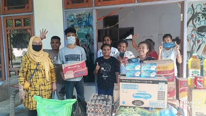 Para mahasiswa asal Kabupaten Raja Ampat yang sedang studi di Jayapura mendapatkan bantuan logistik dan masker dari Pemkab Raja Ampat.