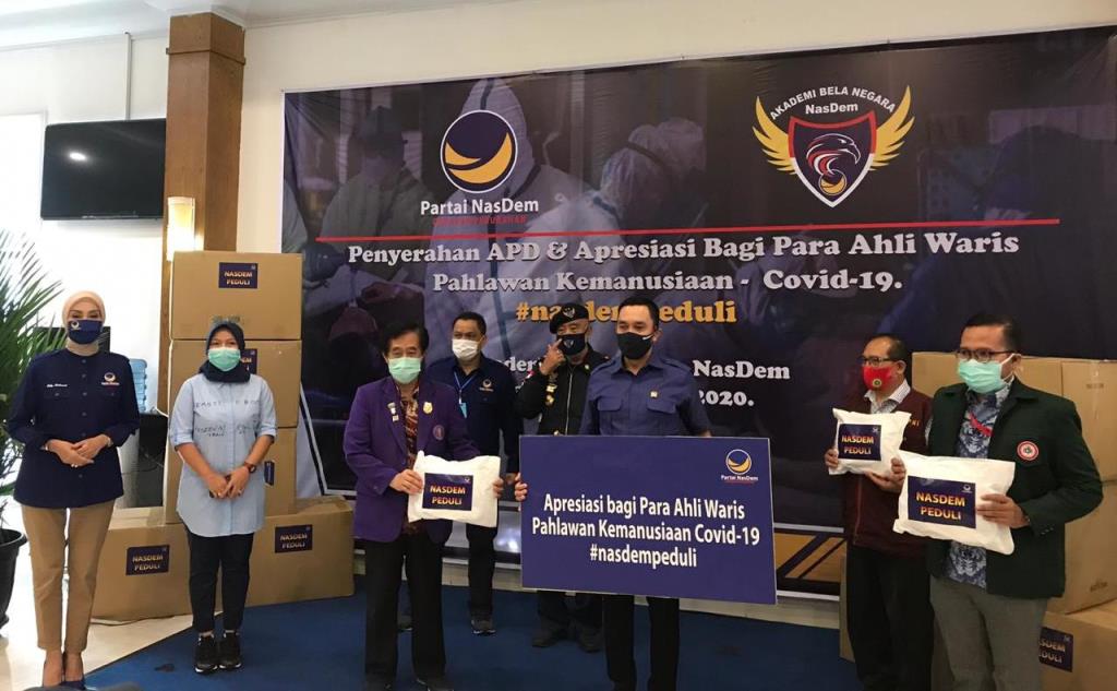 Partai NasDem memberikan donasi 5.000 APD bagi petugas medis. 