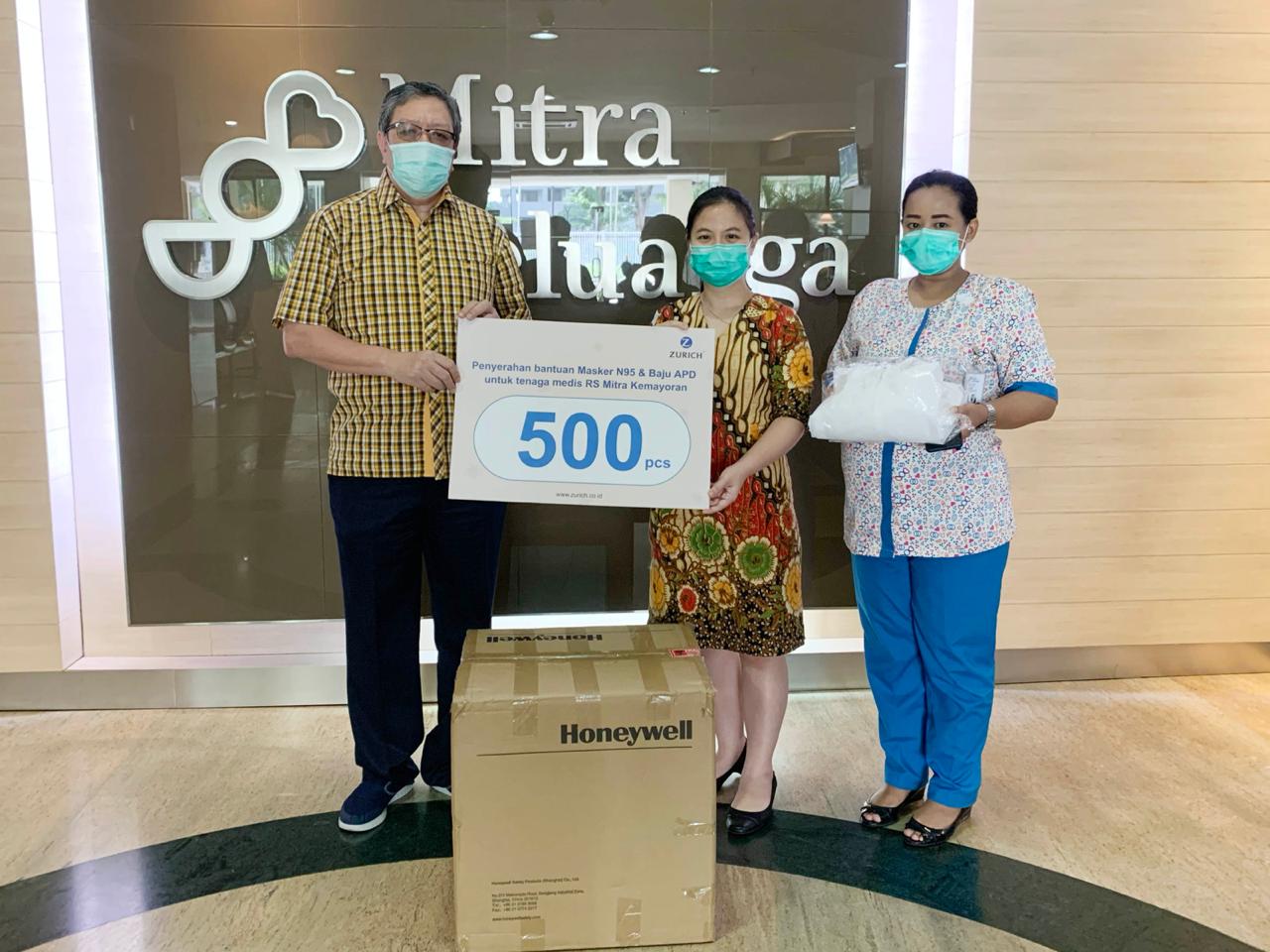 Zurich Indonesia mendonasikan sejumlah masker N95 dan APD kepada RS Mitra Kemayoran