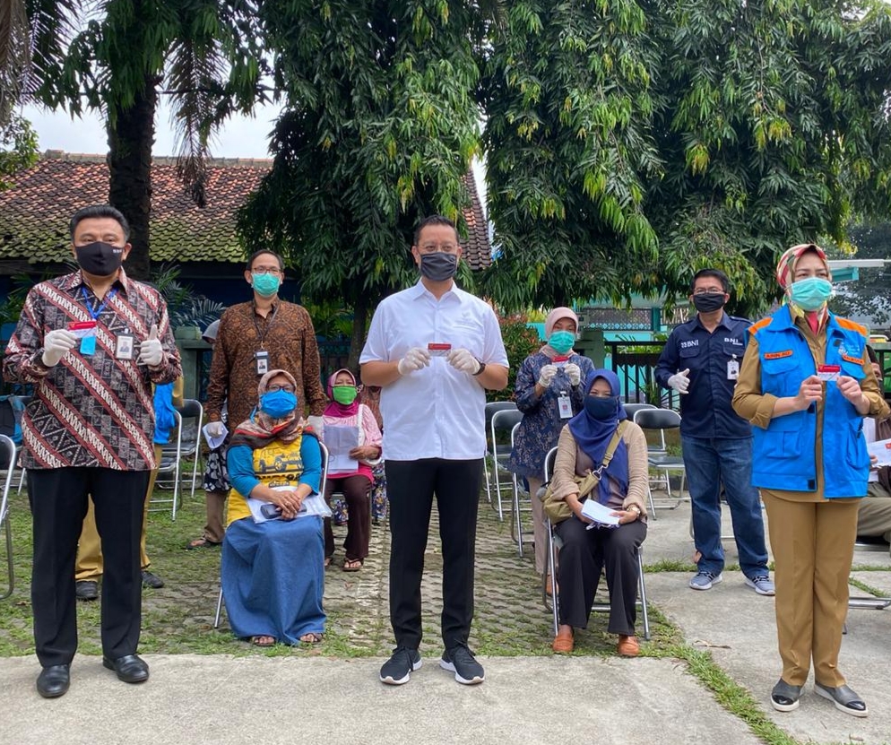 Acara penyaluran Kartu Keluarga Sejahtera (KKS) di Kelurahan Sawah, Ciputat, Selasa (21/4).