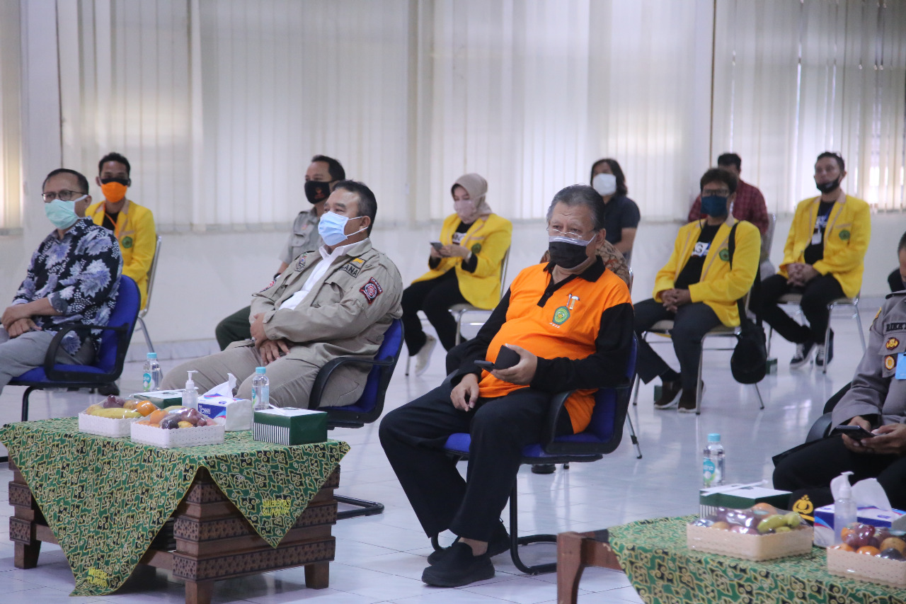 Rektor Universitas Siliwangi Tasikmalaya Prof Rudi Priyadi (paling kiri) memberikan bantuan bagi 150 mahasiswa yang tidak mudik. 